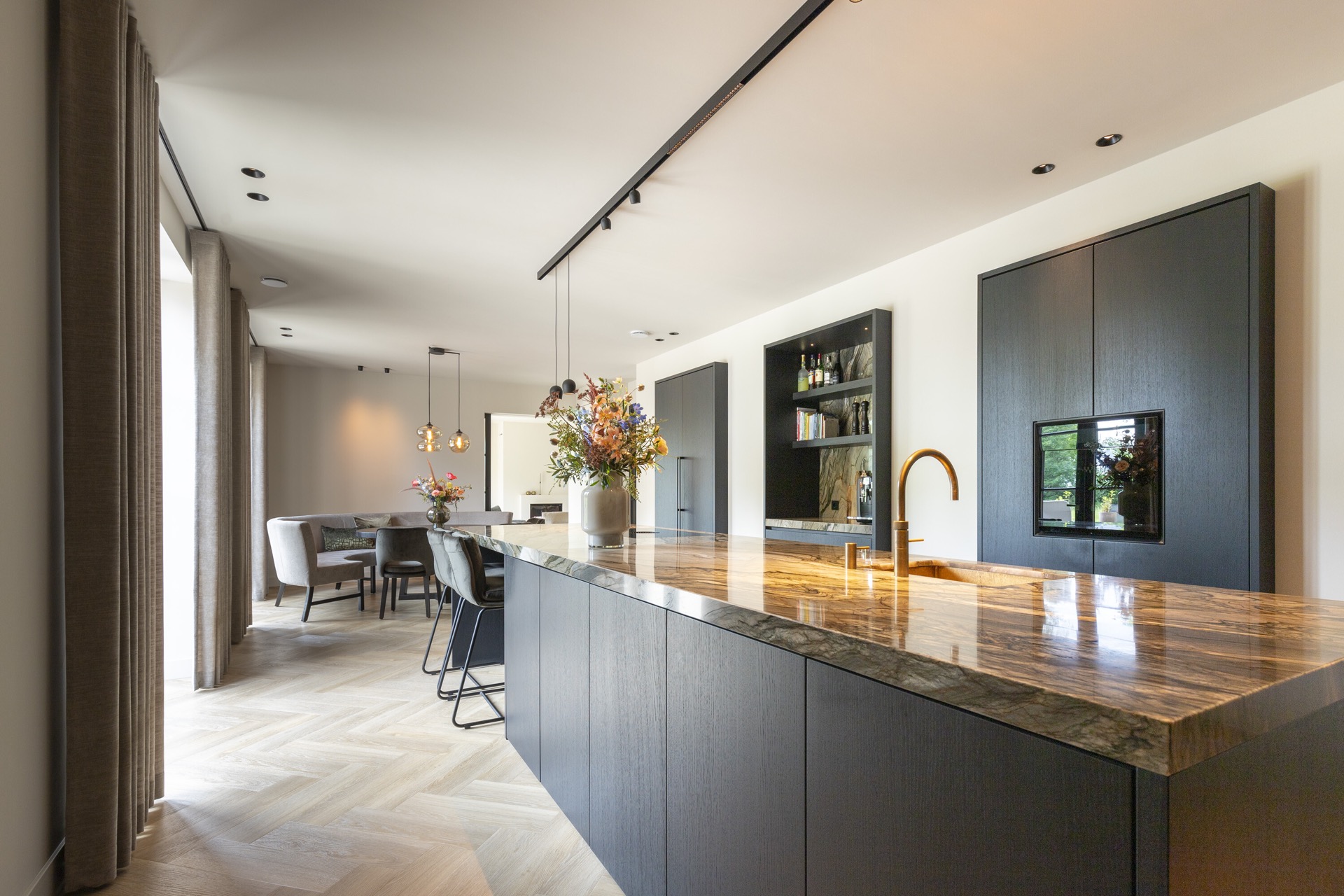 isola cucina con piano in pietra naturale: cucina open space con isola in pietra naturale e ante scure verso l’area salotto, Luxury, Design, Exclusive, Modern, Custom Made, Special, Beautiful
