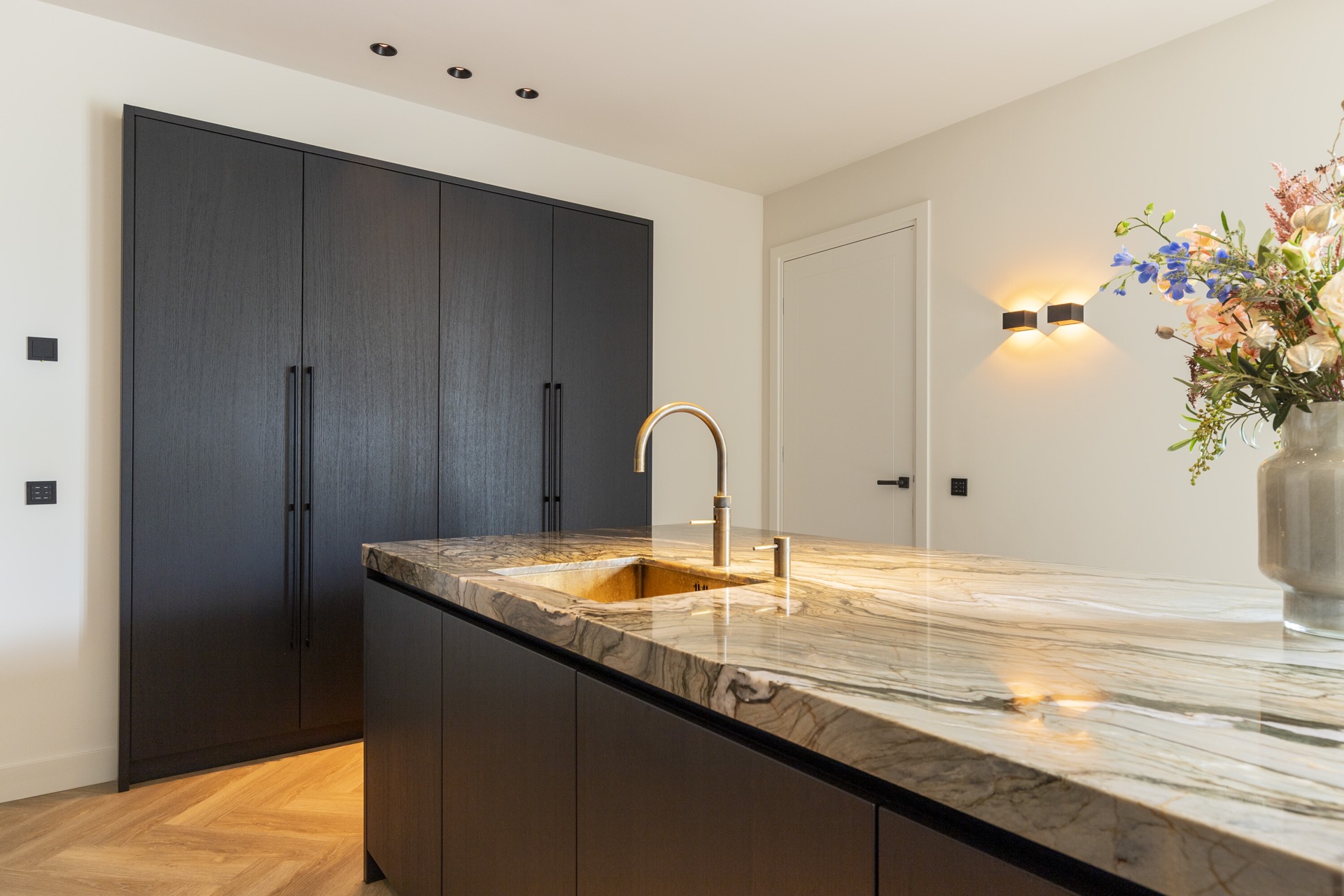 isola cucina con piano in pietra naturale: dettaglio del piano cucina in pietra naturale con lavello integrato e parete di, Luxury, Design, Exclusive, Modern, Custom Made, Special, Beautiful
