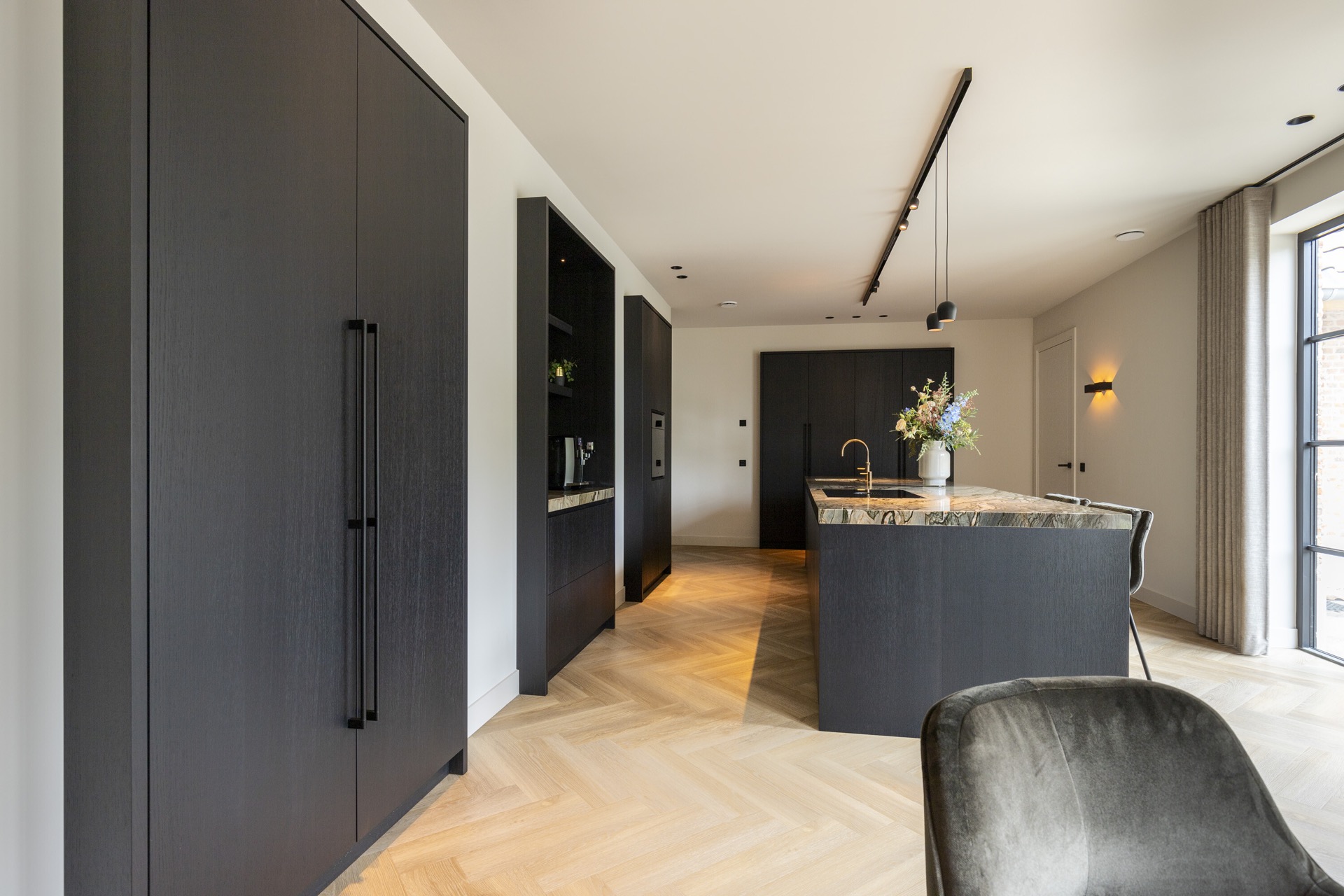 isola cucina con piano in pietra naturale: cucina con ante in impiallacciatura scura e isola centrale con piano in pietra, Luxury, Design, Exclusive, Modern, Custom Made, Special, Beautiful