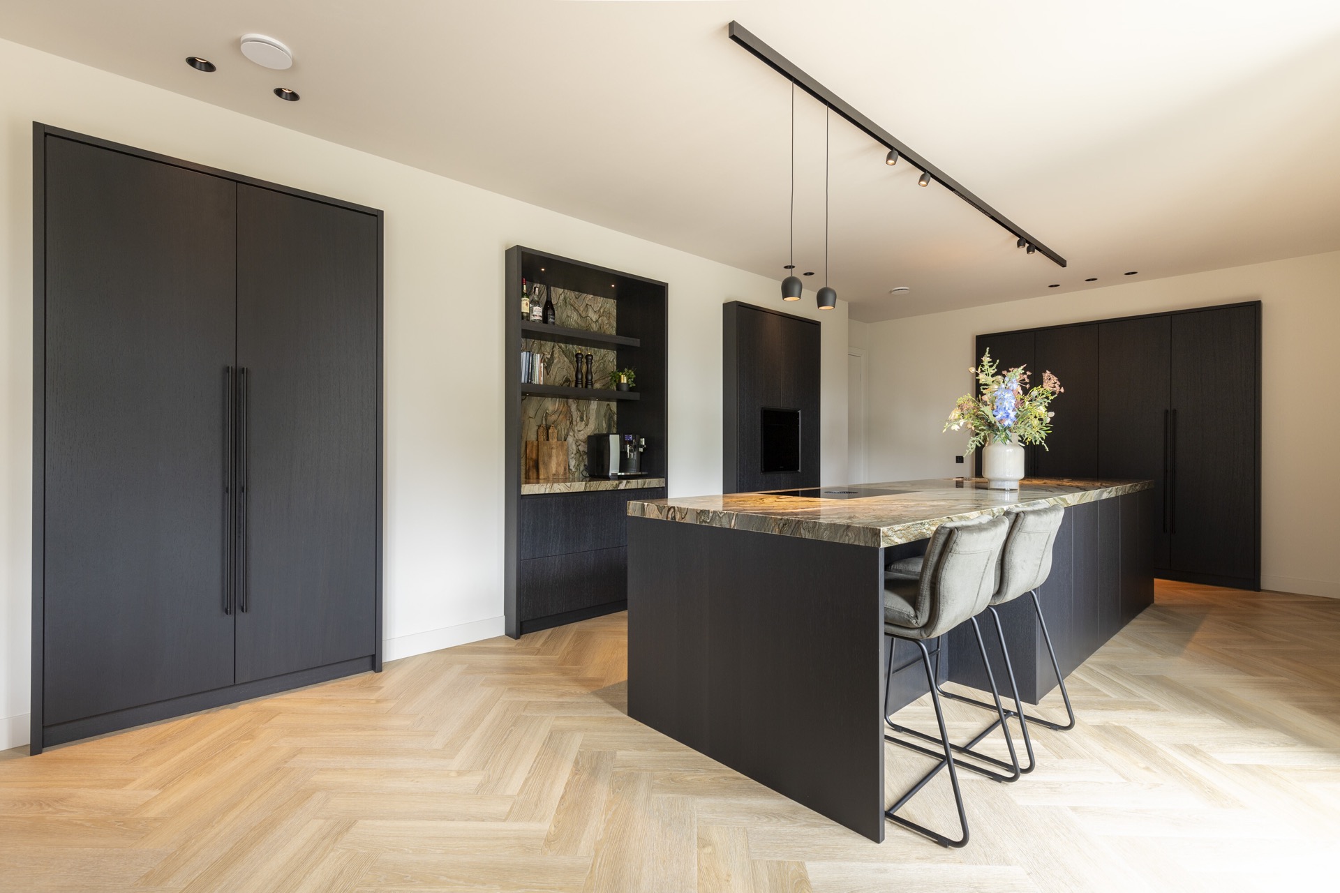 isola cucina con piano in pietra naturale: cucina spaziosa con isola centrale, ante in impiallacciatura scura e luci sospese, Luxury, Design, Exclusive, Modern, Custom Made, Special, Beautiful