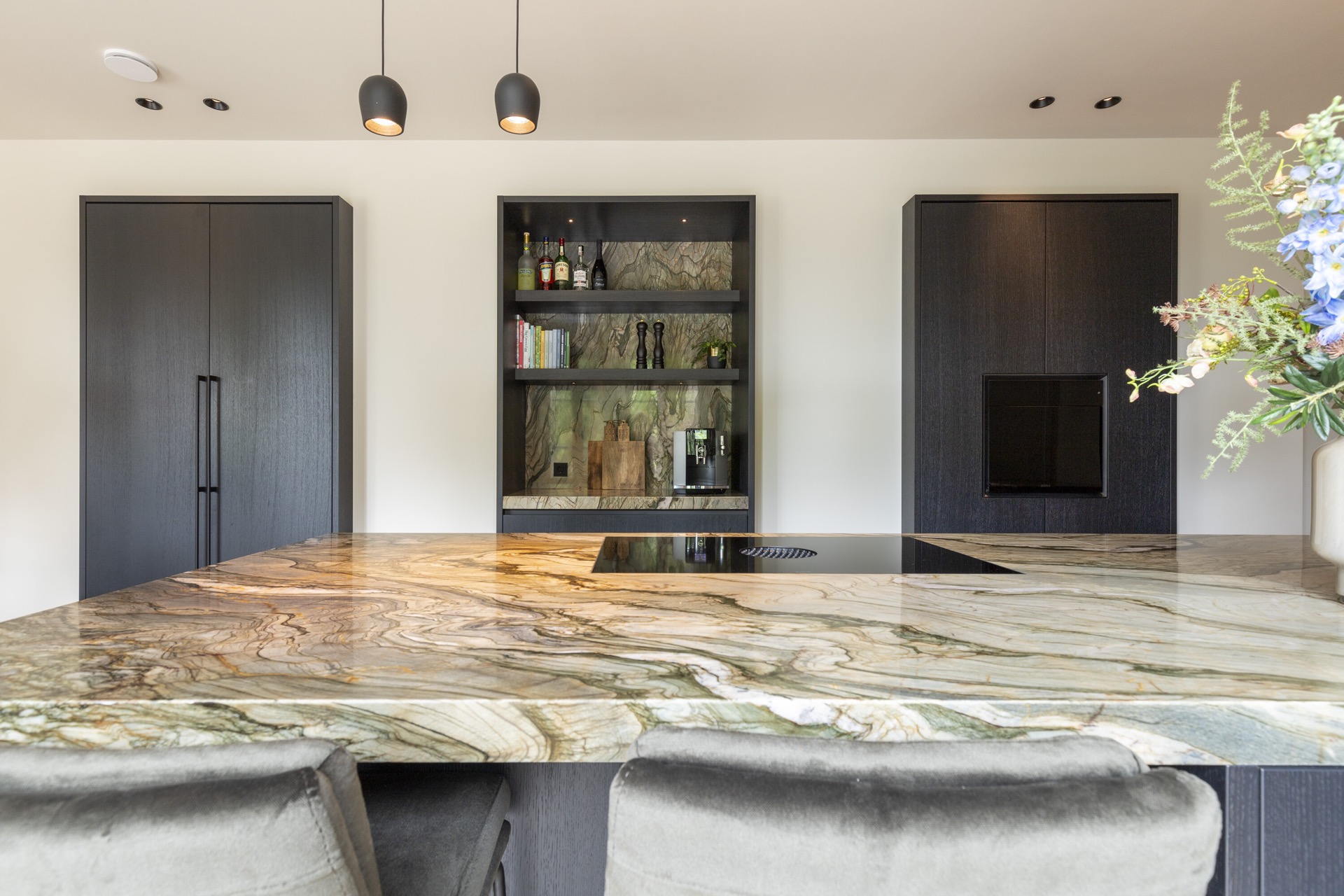 isola cucina con piano in pietra naturale: vista della cucina: isola con piano in pietra naturale e nicchia rivestita in, Luxury, Design, Exclusive, Modern, Custom Made, Special, Beautiful