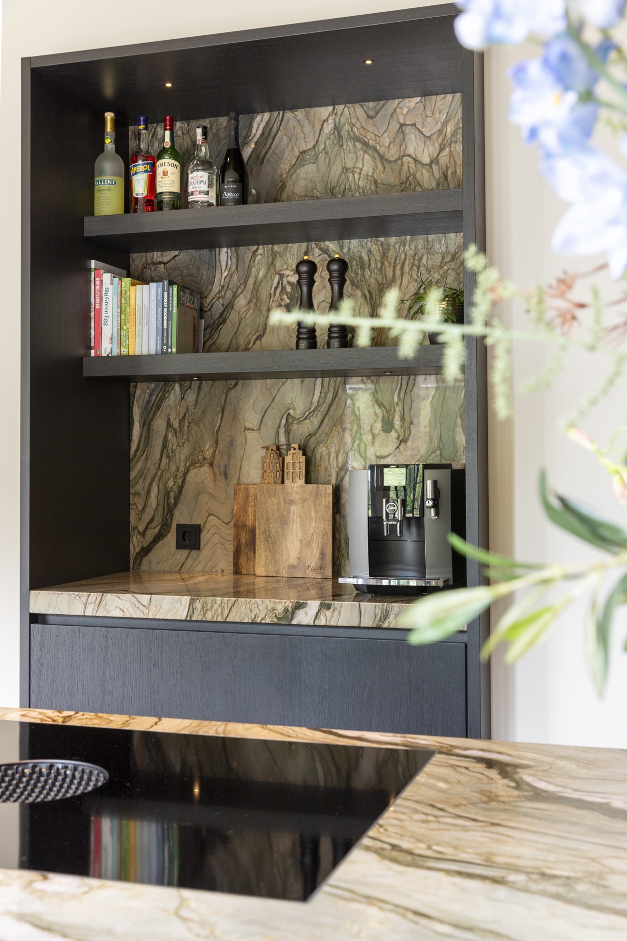 isola cucina con piano in pietra naturale: dettaglio di una nicchia in pietra naturale in cucina con mobili scuri e bordo, Luxury, Design, Exclusive, Modern, Custom Made, Special, Beautiful