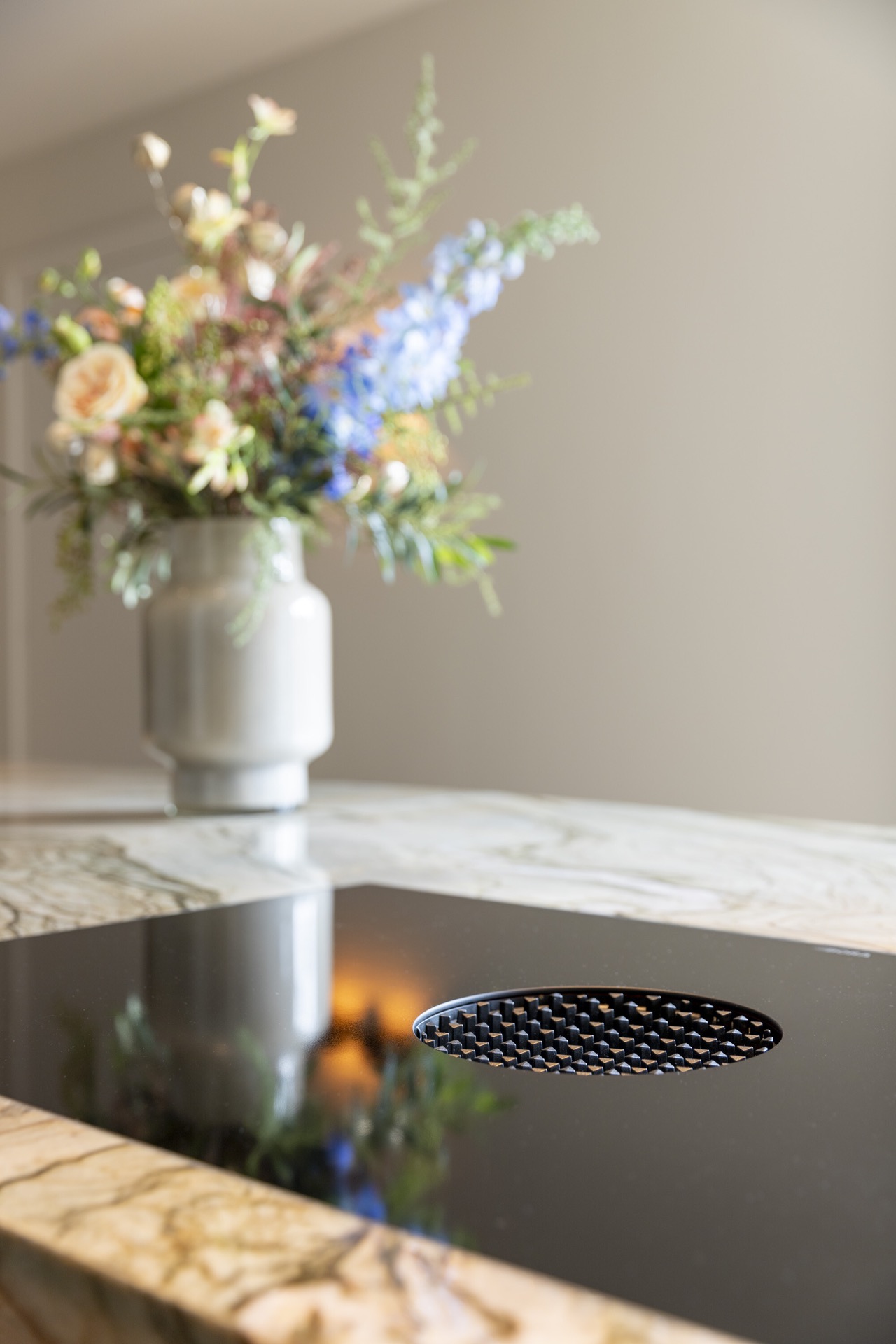 isola cucina con piano in pietra naturale: dettaglio fuori fuoco di una superficie in pietra naturale lucida con riflessi di, Luxury, Design, Exclusive, Modern, Custom Made, Special, Beautiful