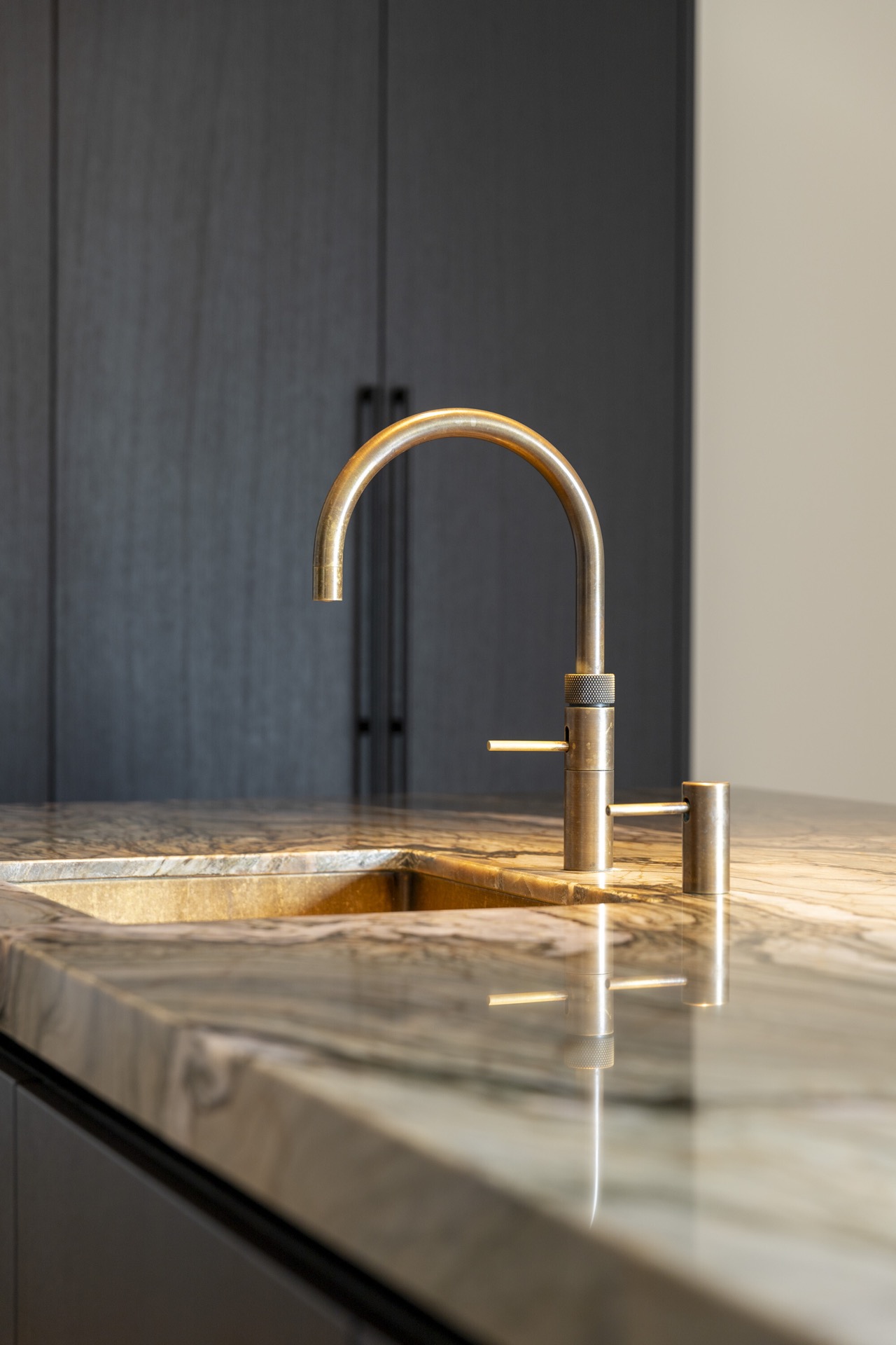 isola cucina con piano in pietra naturale: primo piano del rubinetto sul piano in pietra naturale dell’isola con parete di, Luxury, Design, Exclusive, Modern, Custom Made, Special, Beautiful