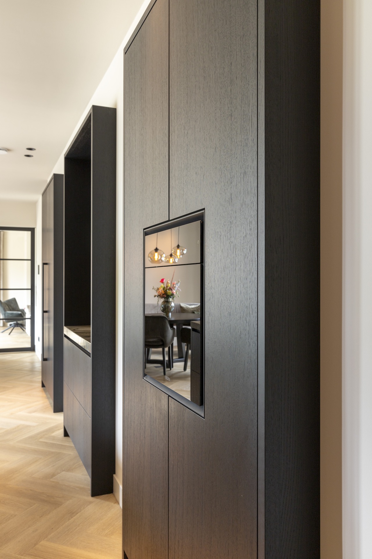 isola cucina con piano in pietra naturale: parete di armadi con pannelli in impiallacciatura scura e apertura rettangolare, Luxury, Design, Exclusive, Modern, Custom Made, Special, Beautiful