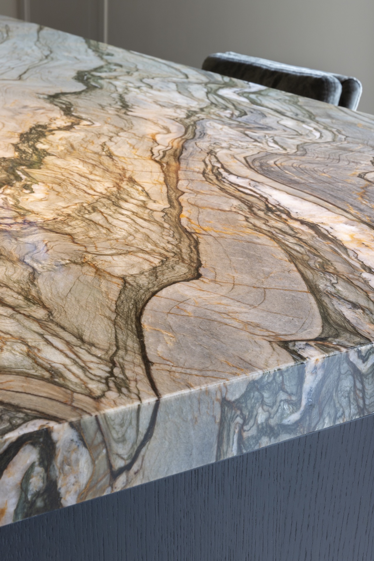 isola cucina con piano in pietra naturale: primo piano del piano in pietra naturale dell’isola con venature calde, Luxury, Design, Exclusive, Modern, Custom Made, Special, Beautiful