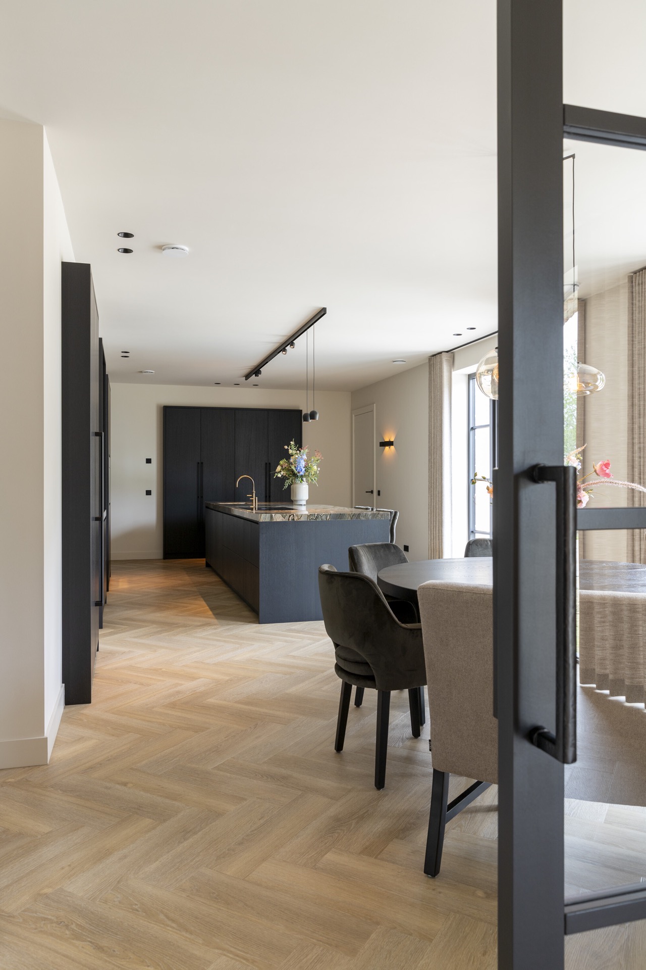 isola cucina con piano in pietra naturale: vista dall’area salotto verso la cucina con mobili scuri e isola con piano in, Luxury, Design, Exclusive, Modern, Custom Made, Special, Beautiful
