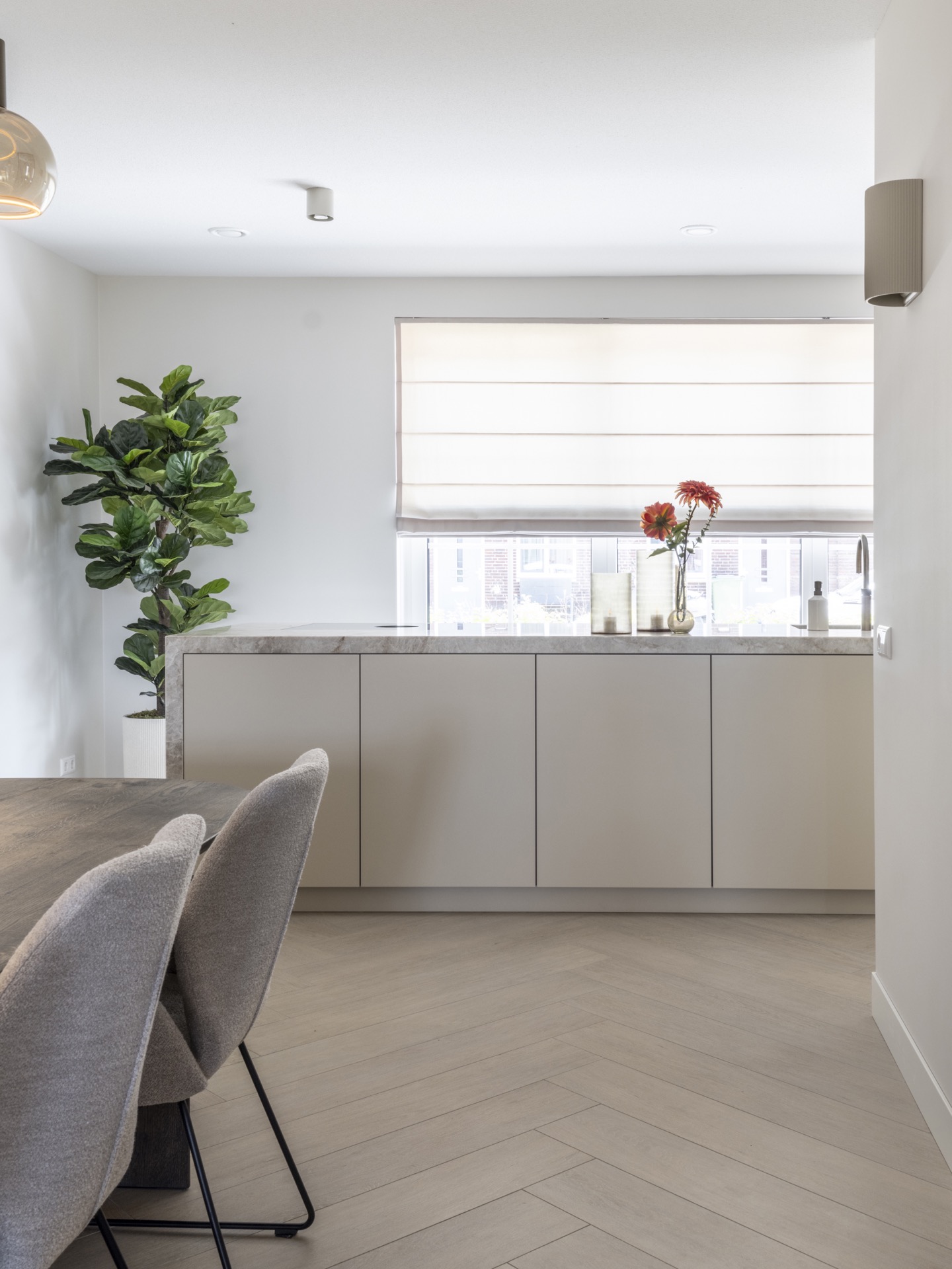 frontali cucina beige laccati e piano di lavoro in quarzite: cucina serena con tenda plissé, frontali beige e vista del, Luxury, Design, Exclusive, Modern, Custom Made, Special, Beautiful