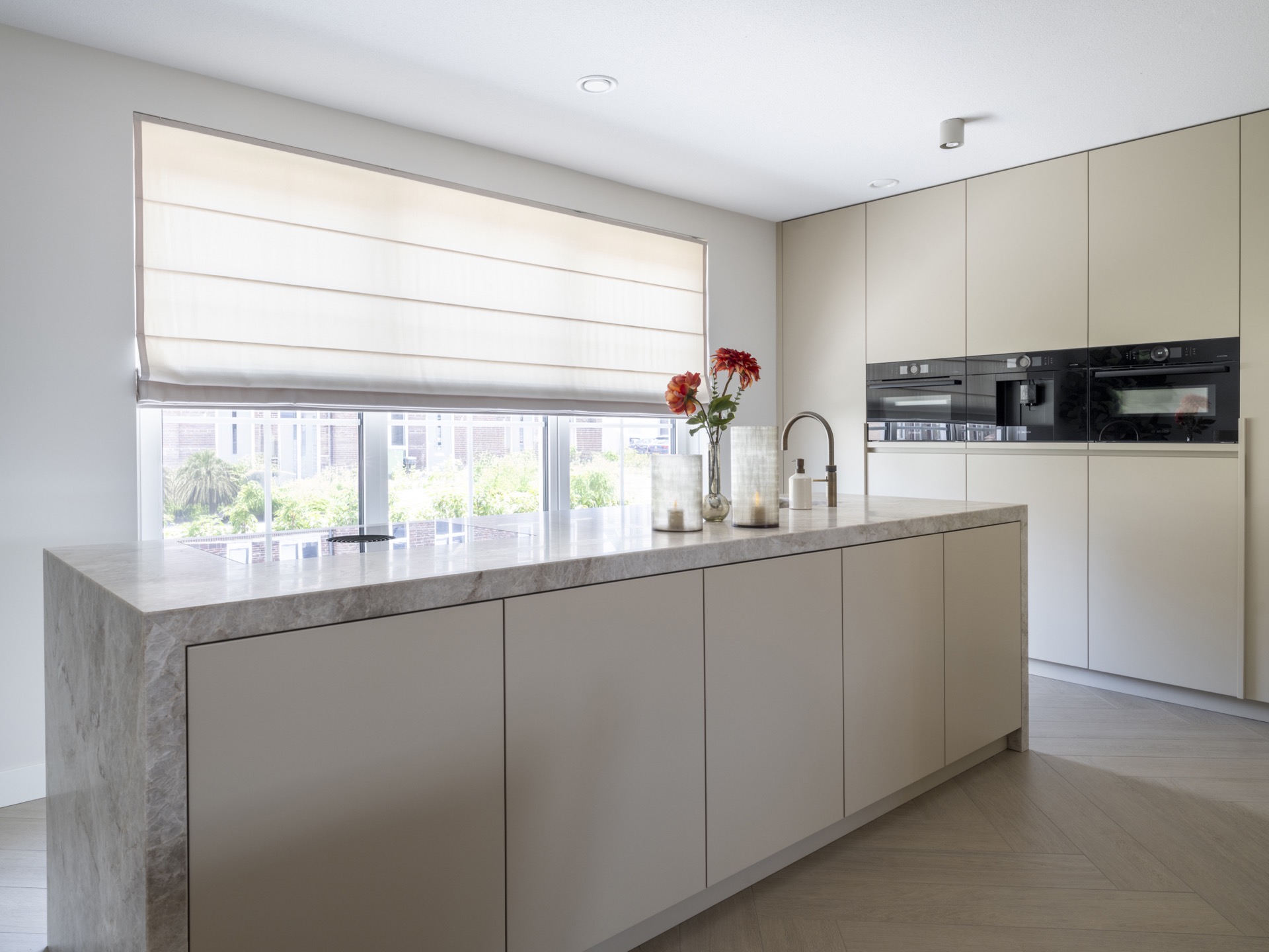 frontali cucina beige laccati e piano di lavoro in quarzite: cucina con piano continuo effetto pietra e tenda plissé davanti, Luxury, Design, Exclusive, Modern, Custom Made, Special, Beautiful
