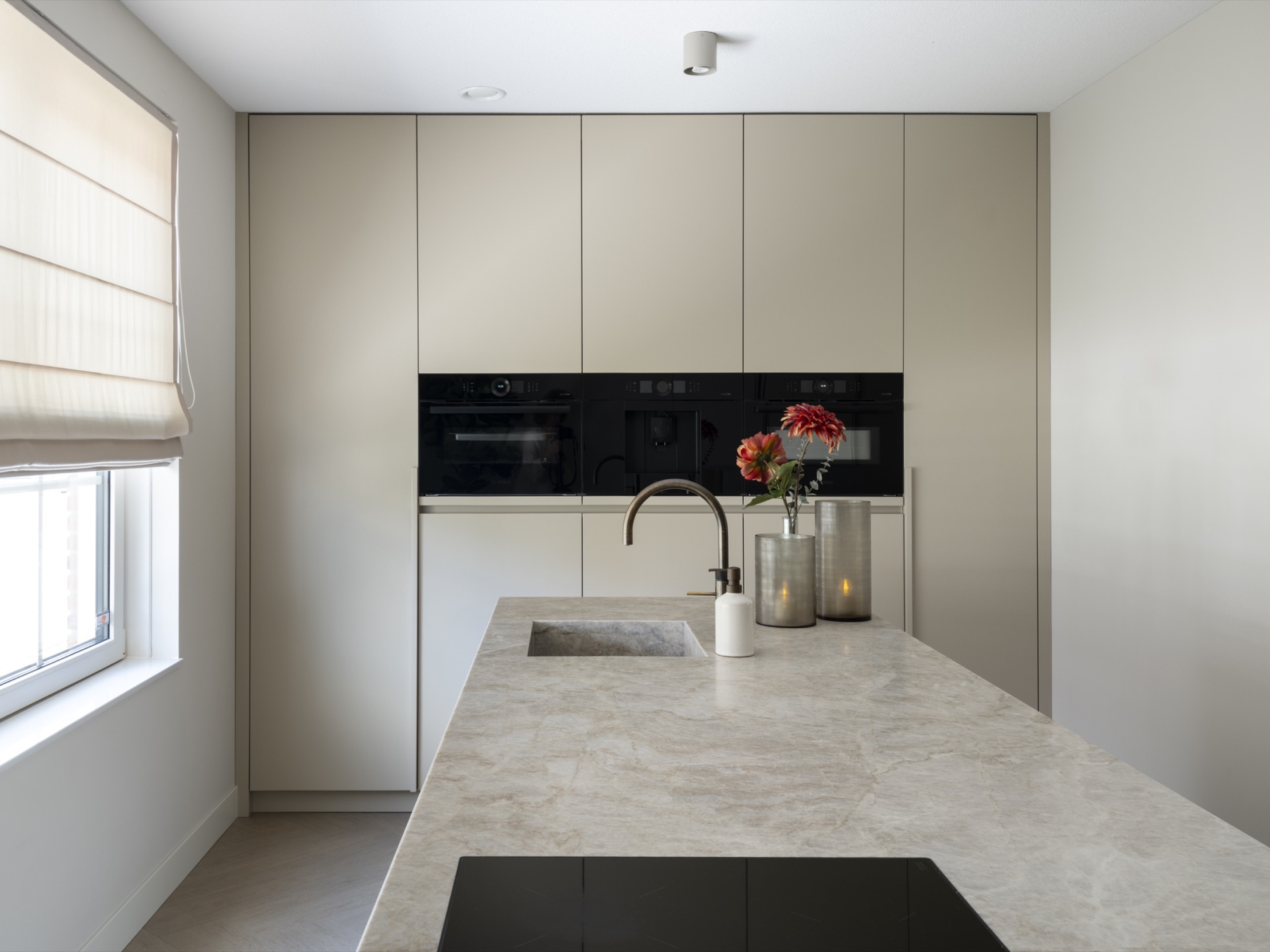 frontali cucina beige laccati e piano di lavoro in quarzite: cucina con frontali senza maniglie, zona elettrodomestici nera, Luxury, Design, Exclusive, Modern, Custom Made, Special, Beautiful