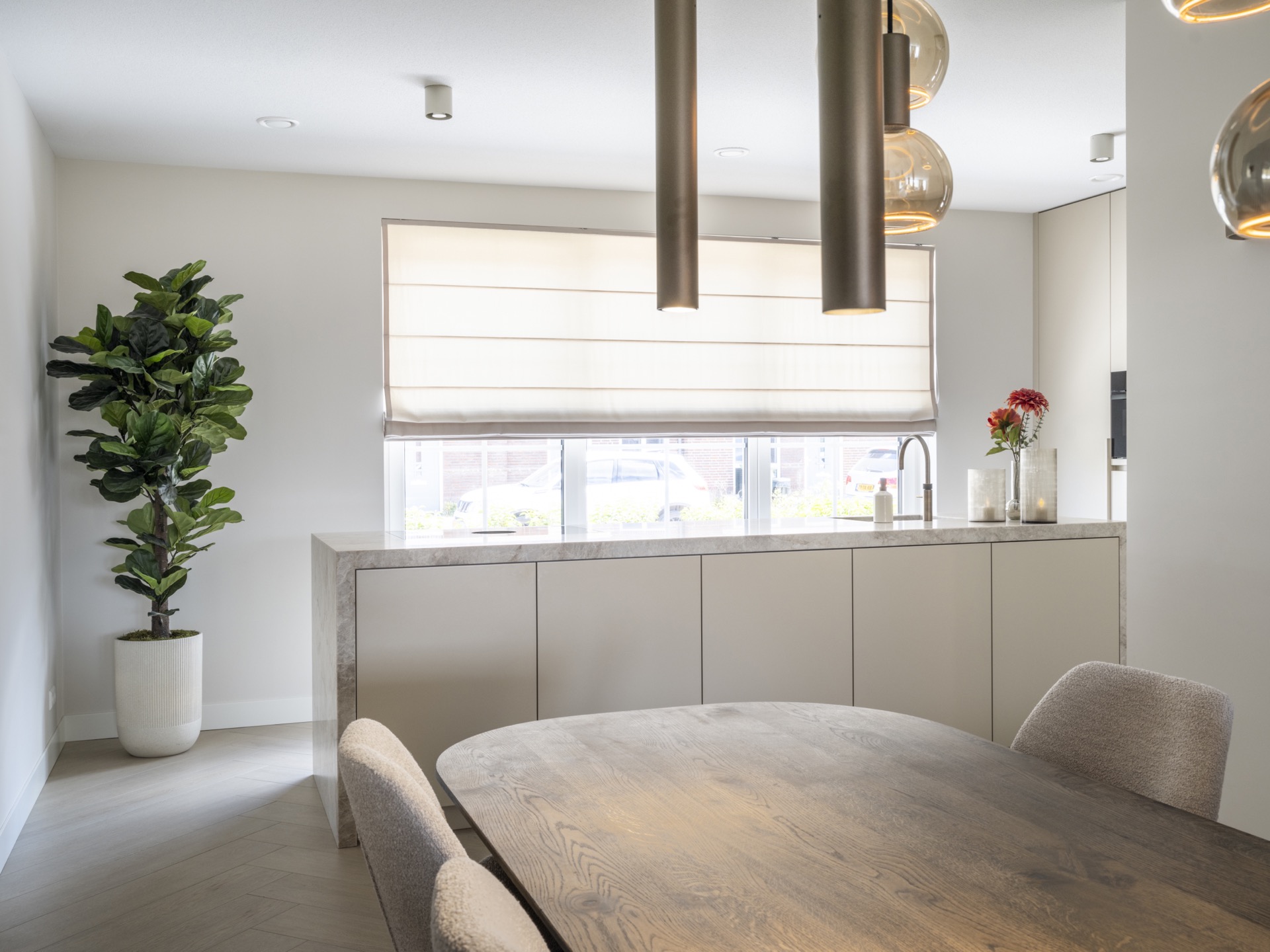 frontali cucina beige laccati e piano di lavoro in quarzite: vista dal soggiorno verso la cucina con finestra e lampade a, Luxury, Design, Exclusive, Modern, Custom Made, Special, Beautiful