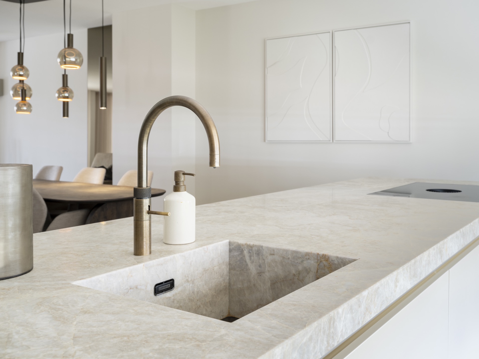 frontali cucina beige laccati e piano di lavoro in quarzite: dettaglio cucina: rubinetto e lavello integrato nel piano, Luxury, Design, Exclusive, Modern, Custom Made, Special, Beautiful