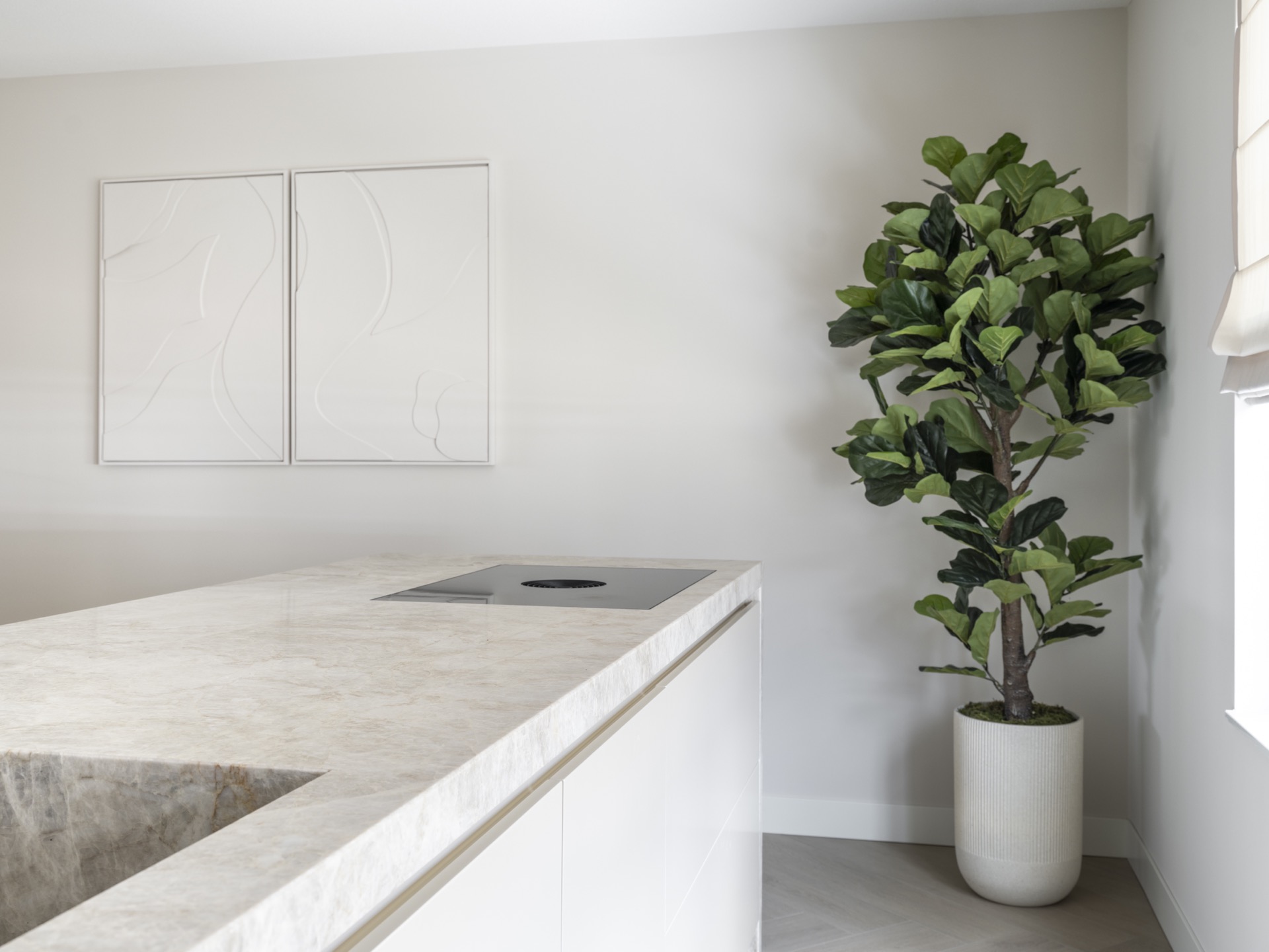 frontali cucina beige laccati e piano di lavoro in quarzite: dettaglio del bordo del piano con venature in pietra e intaglio, Luxury, Design, Exclusive, Modern, Custom Made, Special, Beautiful