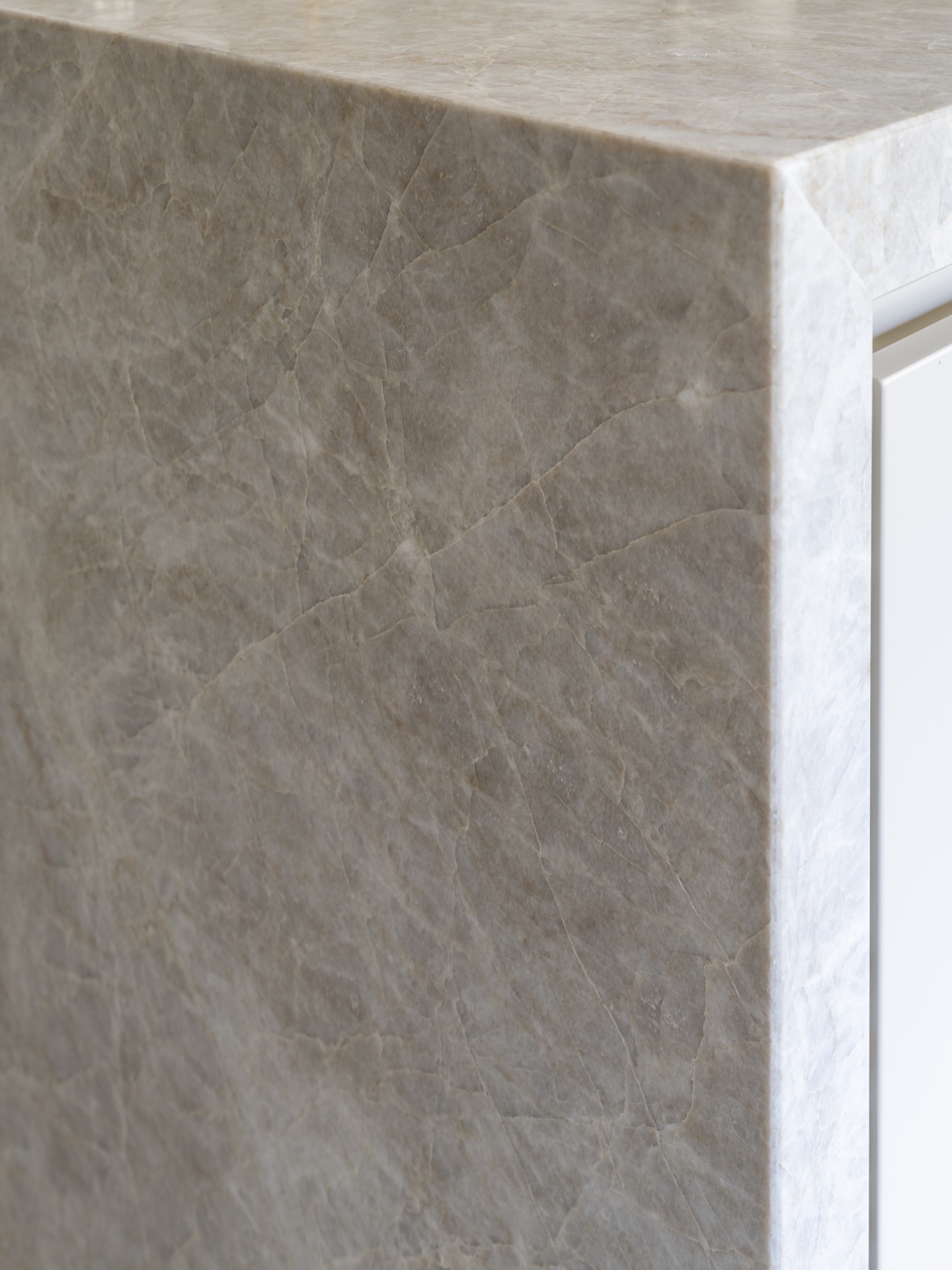 frontali cucina beige laccati e piano di lavoro in quarzite: primo piano del piano in quarzite con venature della pietra e, Luxury, Design, Exclusive, Modern, Custom Made, Special, Beautiful