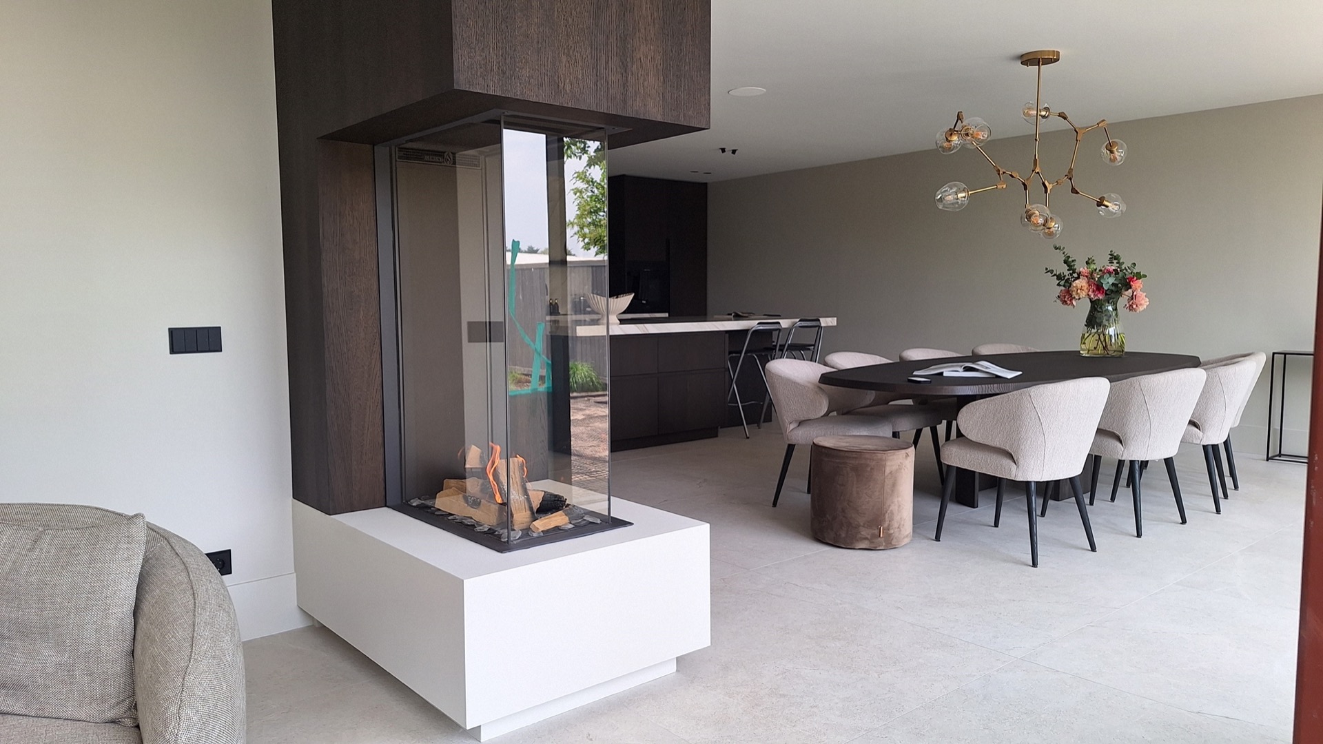Separador de ambientes con chimenea integrada y pantalla de cristal, con comedor en sala moderna, Luxury, Design, Exclusive, Modern, Custom Made, Special, Beautiful