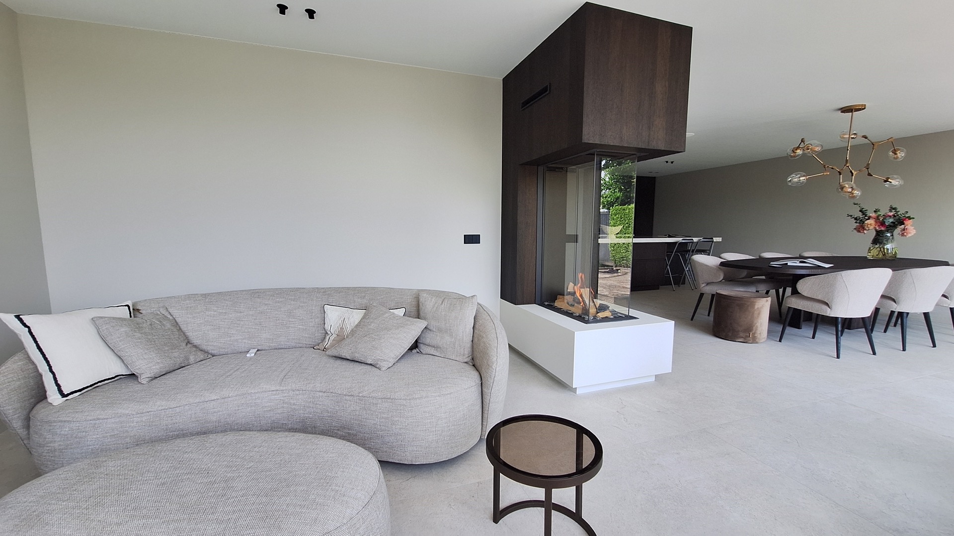 separatore di ambienti con camino integrato: separatore di ambienti moderno con camino integrato e chiusura in vetro nel, Luxury, Design, Exclusive, Modern, Custom Made, Special, Beautiful