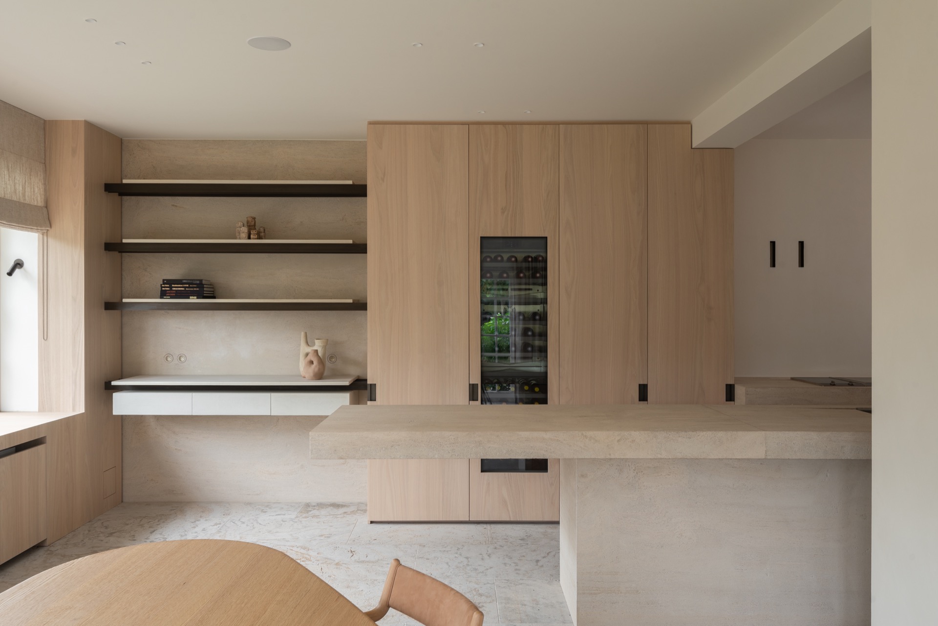 cucina moderna luminosa con isola in pietra naturale: cucina moderna con mobili in legno chiaro, nicchia aperta con mensole, Luxury, Design, Exclusive, Modern, Custom Made, Special, Beautiful