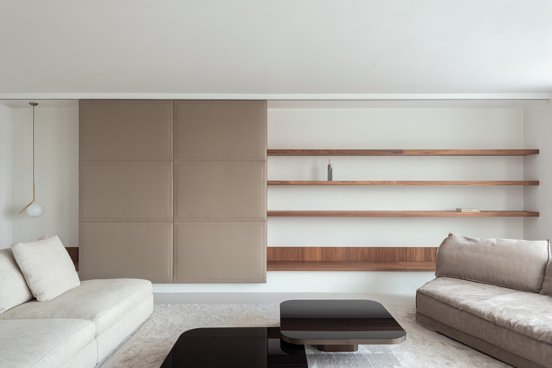 penthouse interior renovation: natural stone wall detail with dark metal strip and clean joint line, Luxe, Design, Exclusief, Modern, Maatwerk, Bijzondere, Mooie