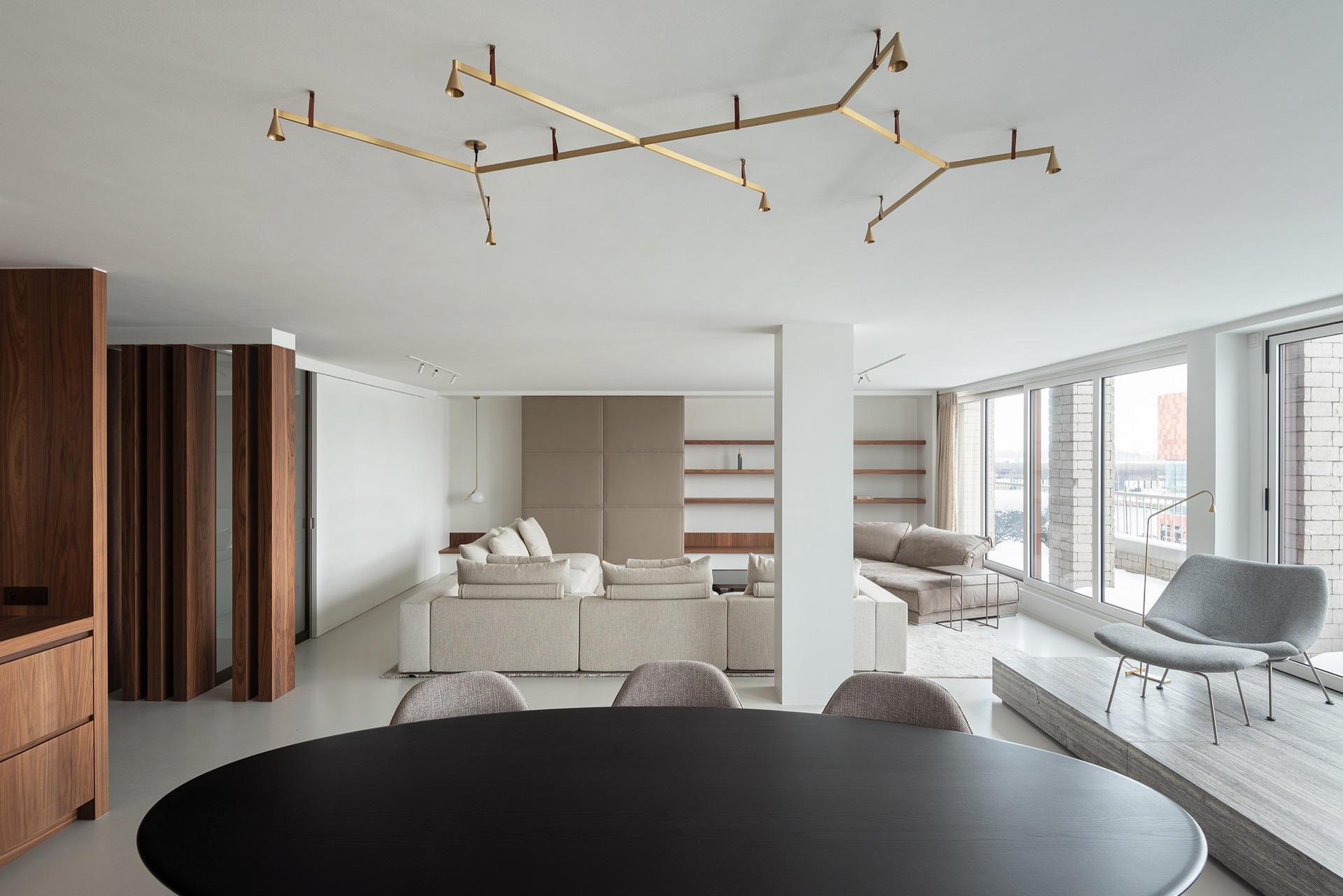 penthouse interior renovation: seating area with built-in wall panels and walnut niche shelves, Luxe, Design, Exclusief, Modern, Maatwerk, Bijzondere, Mooie