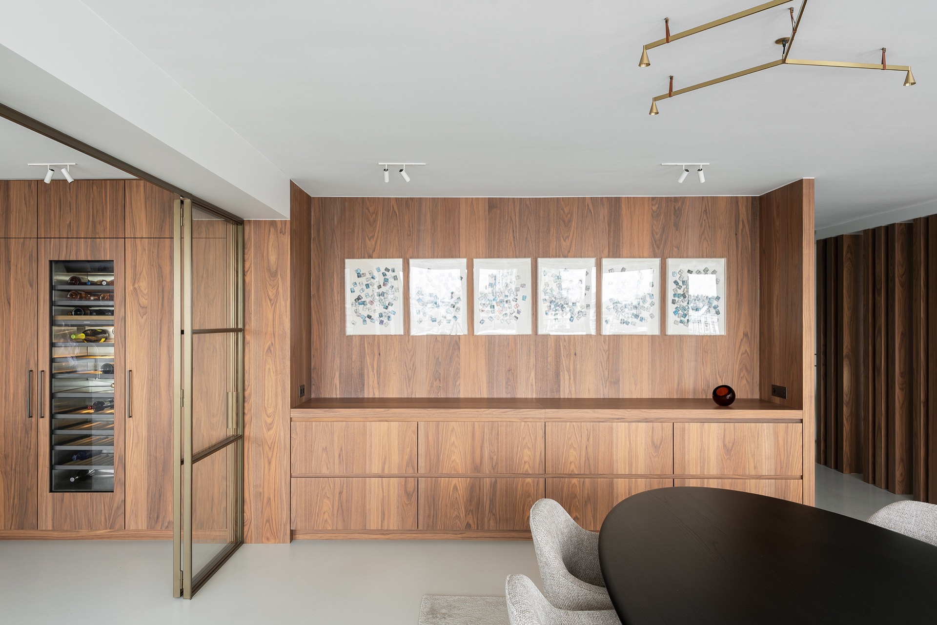 penthouse interior renovation: open living room with walnut wall, geometric ceiling lighting and gray concrete floor, Luxe, Design, Exclusief, Modern, Maatwerk, Bijzondere, Mooie
