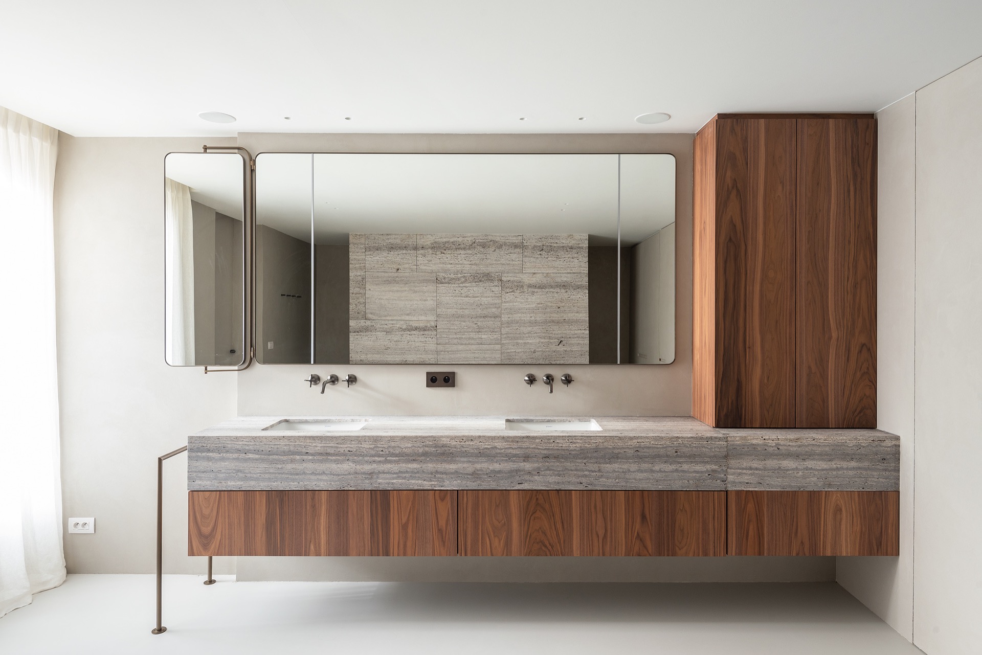 penthouse interior renovation: bathroom built-in with oval mirror and white storage unit with natural stone trim, Luxe, Design, Exclusief, Modern, Maatwerk, Bijzondere, Mooie