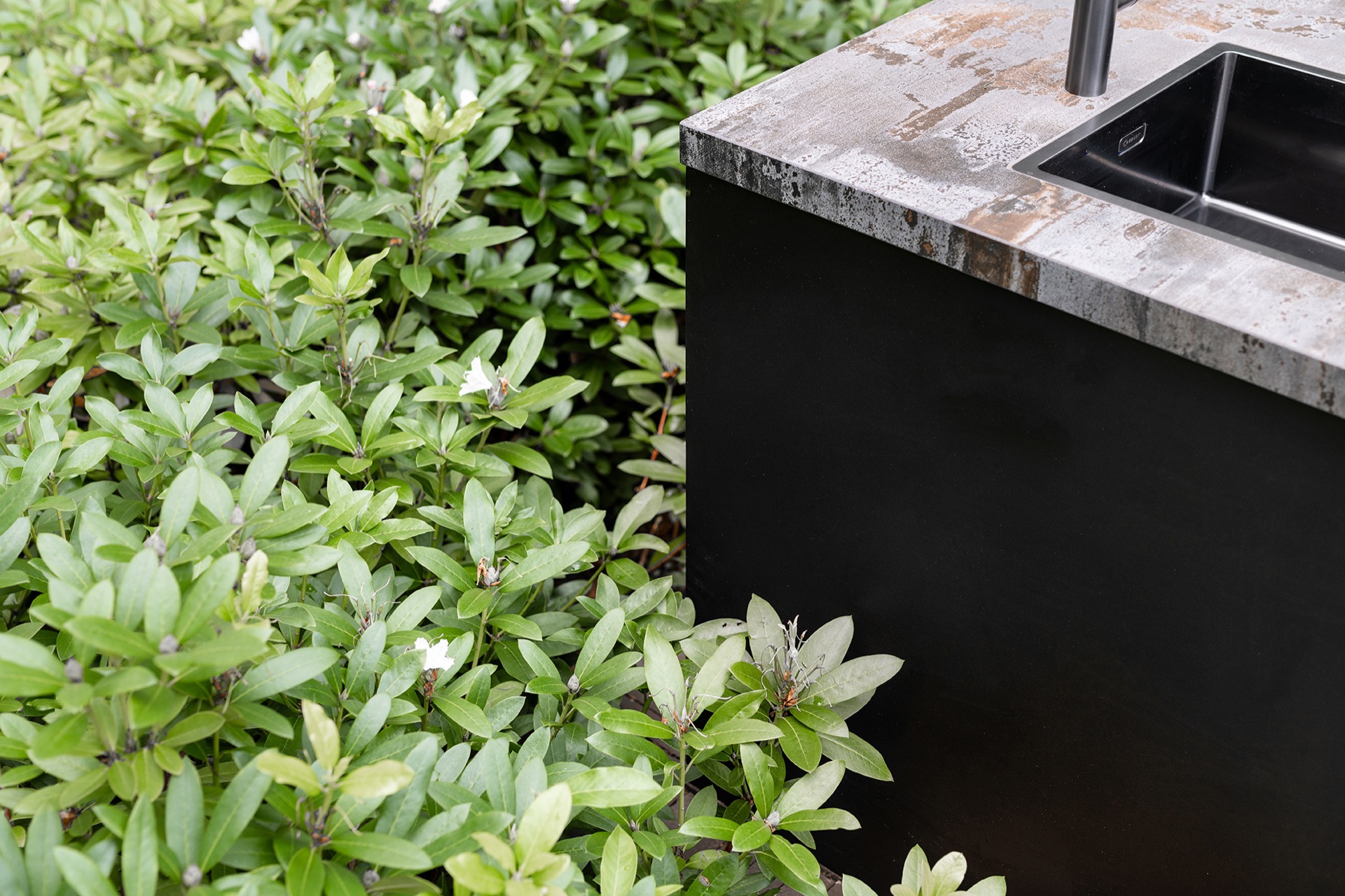 modern outdoor kitchen with natural stone worktop: natural-stone edge and cutout in the countertop of an outdoor kitchen, Luxury, Design, Exclusive, Modern, Custom Made, Special, Beautiful