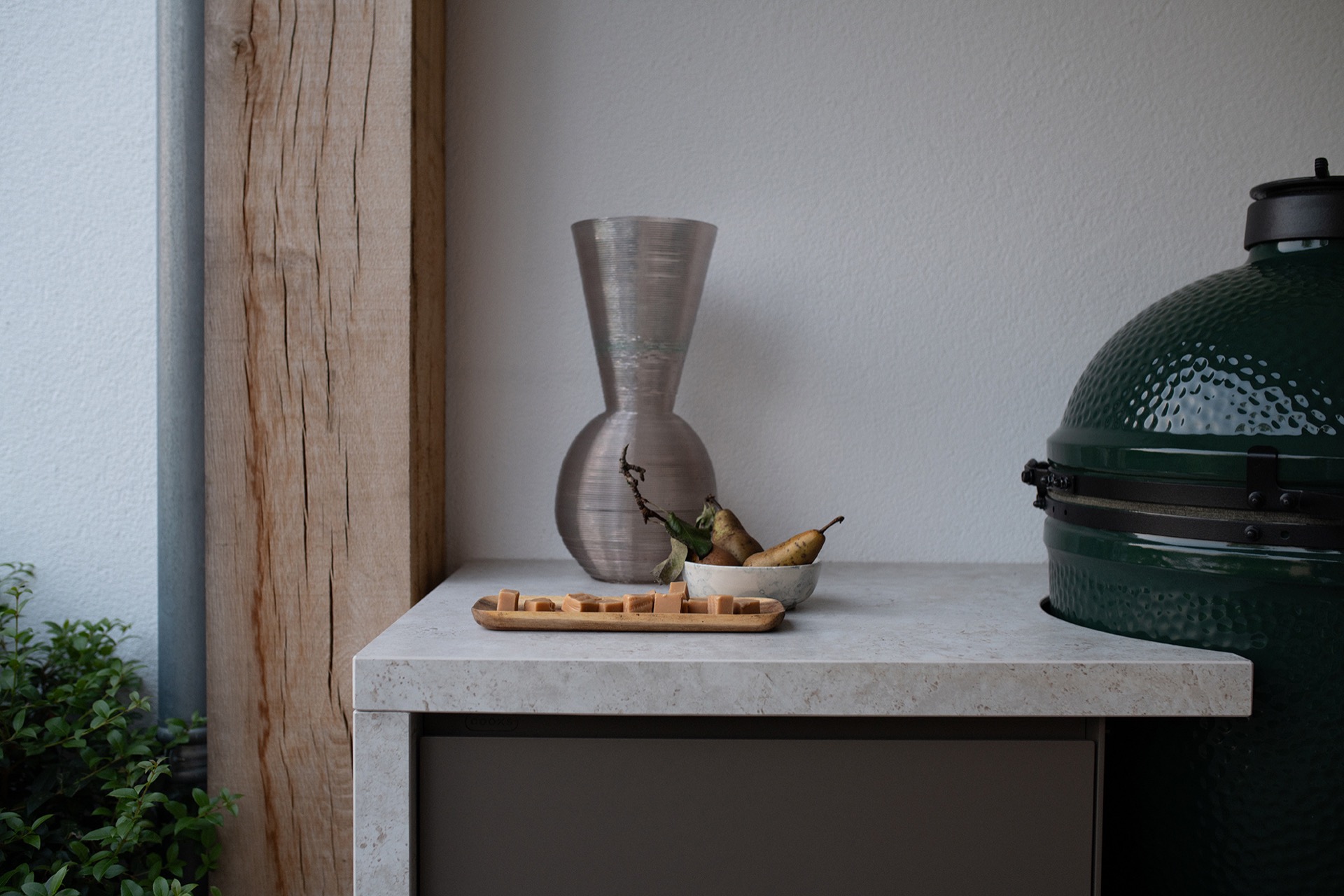 cucina esterna compatta integrata sotto veranda: dettaglio del piano chiaro e del rivestimento in legno accanto alla cucina, Luxury, Design, Exclusive, Modern, Custom Made, Special, Beautiful