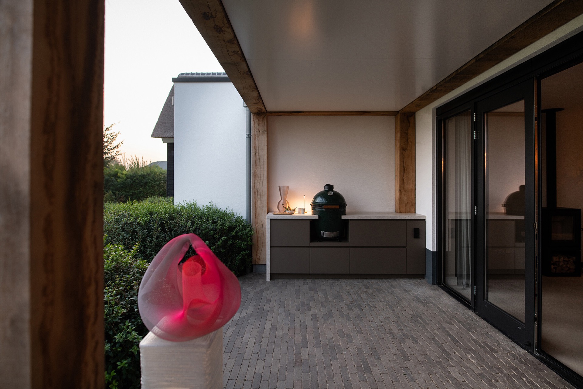 cucina esterna compatta integrata sotto veranda: cucina esterna sotto veranda con mobili grigi, barbecue e vetrata sul lato, Luxury, Design, Exclusive, Modern, Custom Made, Special, Beautiful