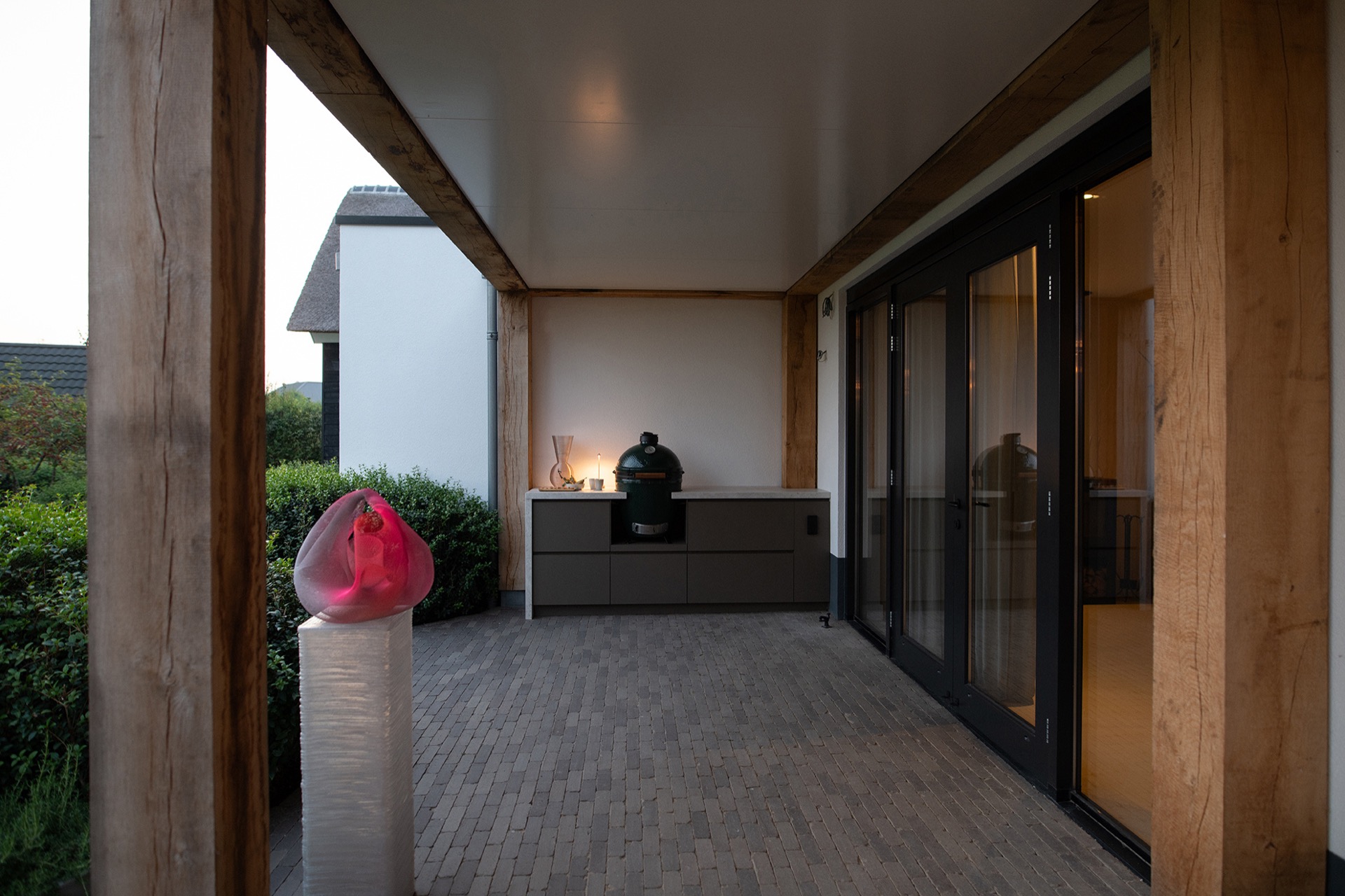 cucina esterna compatta integrata sotto veranda: vista laterale della veranda con vetrata e cucina esterna con mobili grigi, Luxury, Design, Exclusive, Modern, Custom Made, Special, Beautiful