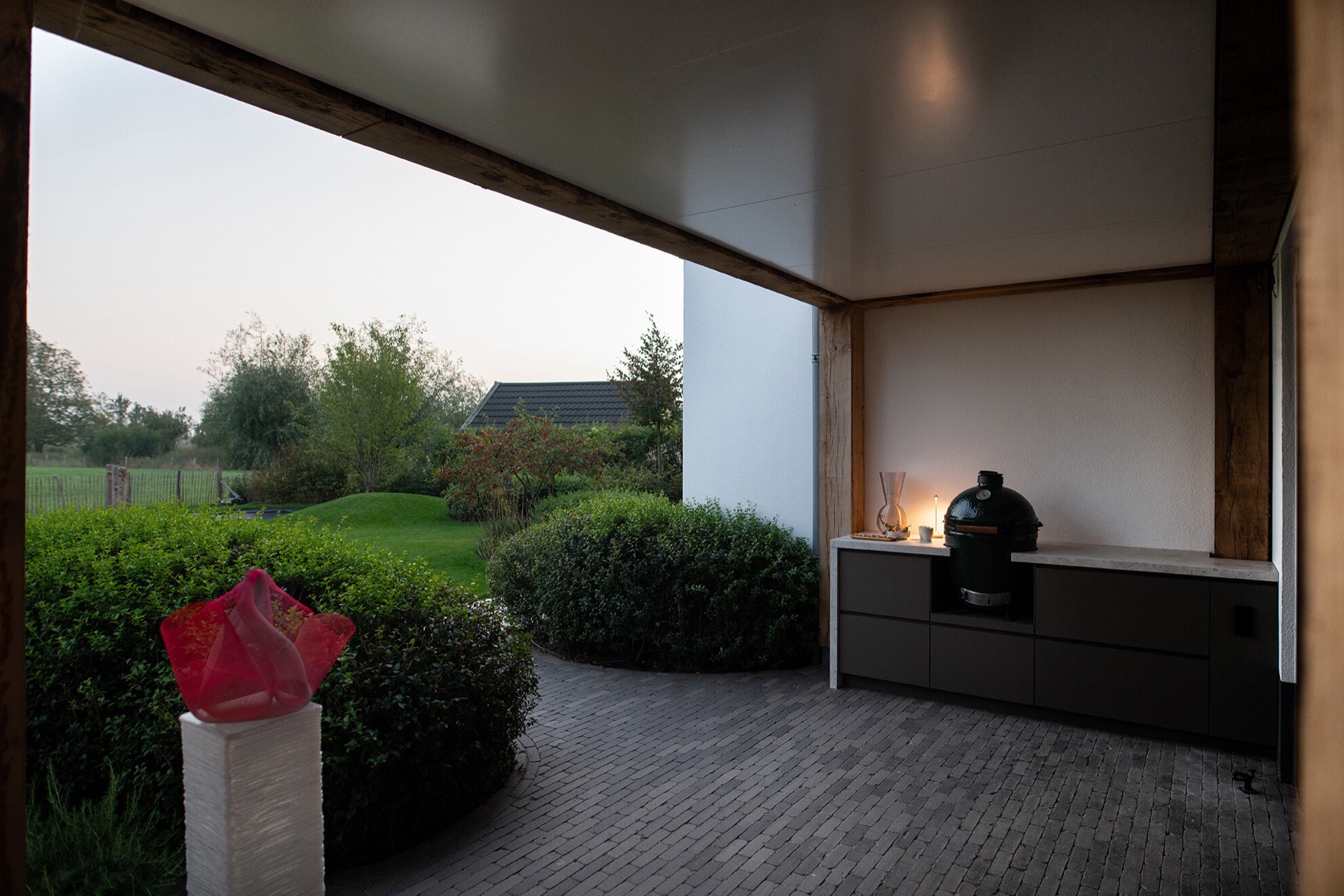 cucina esterna compatta integrata sotto veranda: vista del giardino dalla veranda con cucina esterna compatta e barbecue su, Luxury, Design, Exclusive, Modern, Custom Made, Special, Beautiful