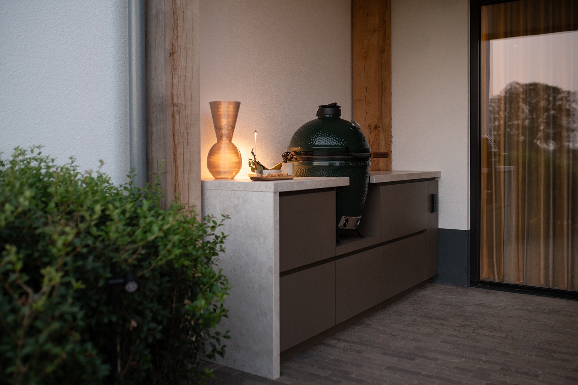 cucina esterna compatta integrata sotto veranda: cucina esterna compatta con barbecue verde, piano chiaro e mobili base, Luxury, Design, Exclusive, Modern, Custom Made, Special, Beautiful