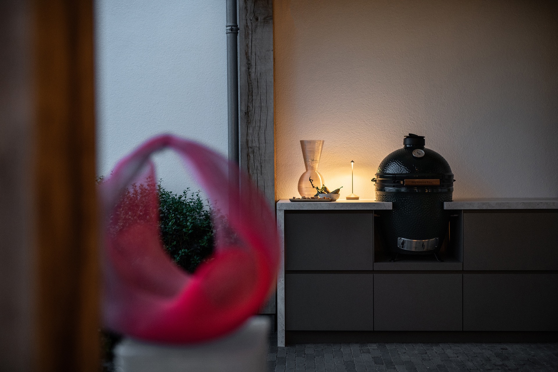 cucina esterna compatta integrata sotto veranda: barbecue e piano chiaro nella cucina esterna con luce calda in una nicchia, Luxury, Design, Exclusive, Modern, Custom Made, Special, Beautiful