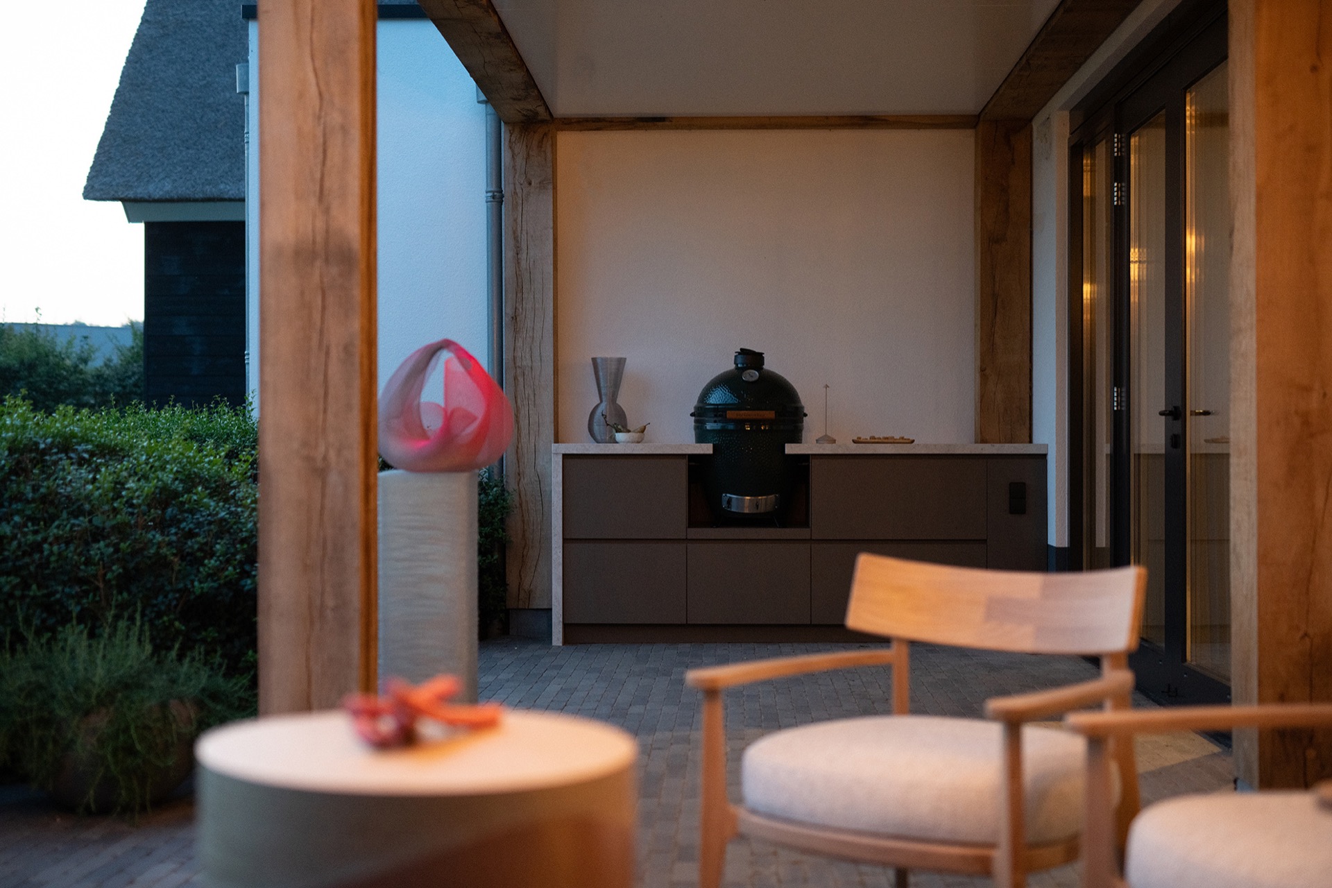cucina esterna compatta integrata sotto veranda: zona relax coperta con mobile cucina esterna, barbecue e luce calda sotto, Luxury, Design, Exclusive, Modern, Custom Made, Special, Beautiful