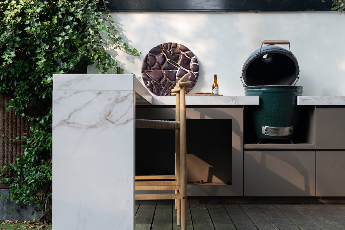 Refined outdoor kitchen design in the characteristic surroundings of Bussum