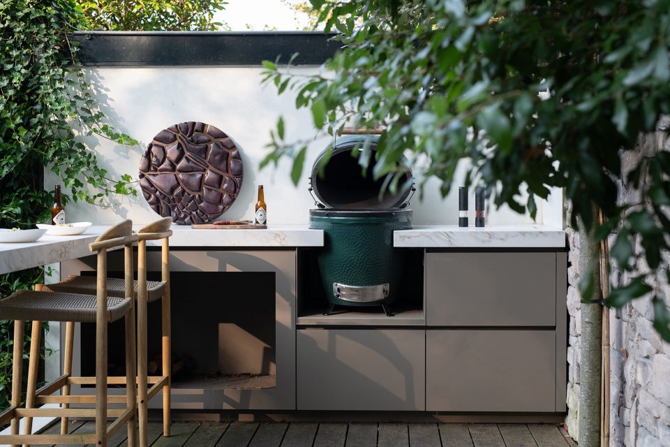 Refined outdoor kitchen design in the characteristic surroundings of Bussum