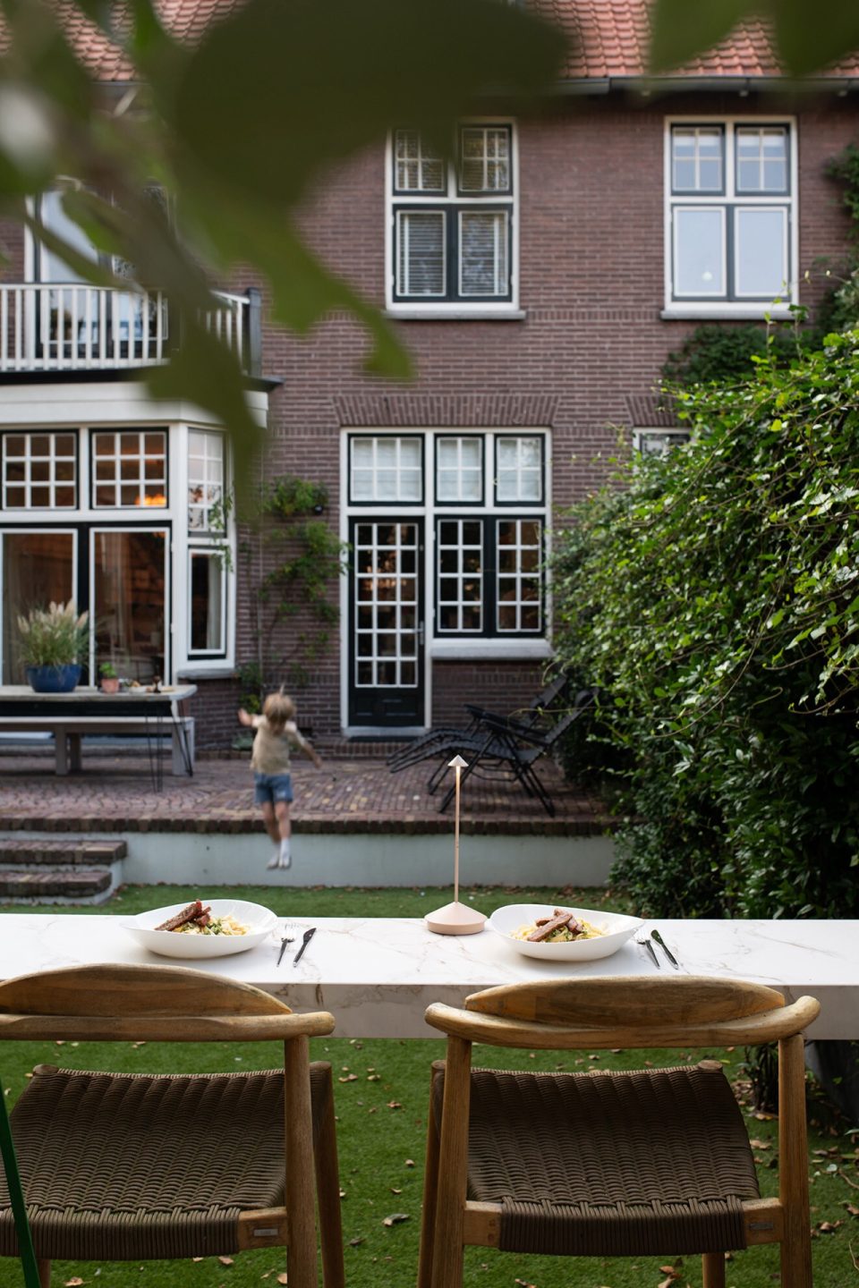 Refined outdoor kitchen design in the characteristic surroundings of Bussum