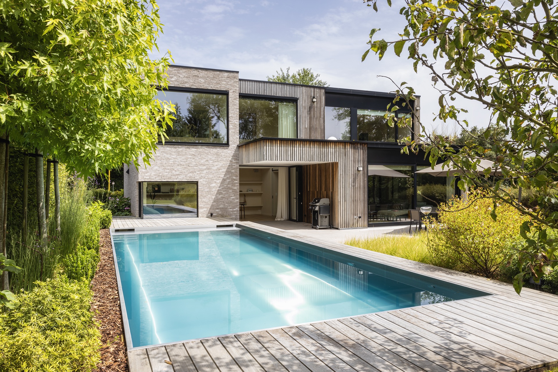 piscina in acciaio inox 10x4 m: vista della piscina in acciaio inox con linea d’acqua accanto a un ampliamento moderno con, Luxury, Design, Exclusive, Modern, Custom Made, Special, Beautiful