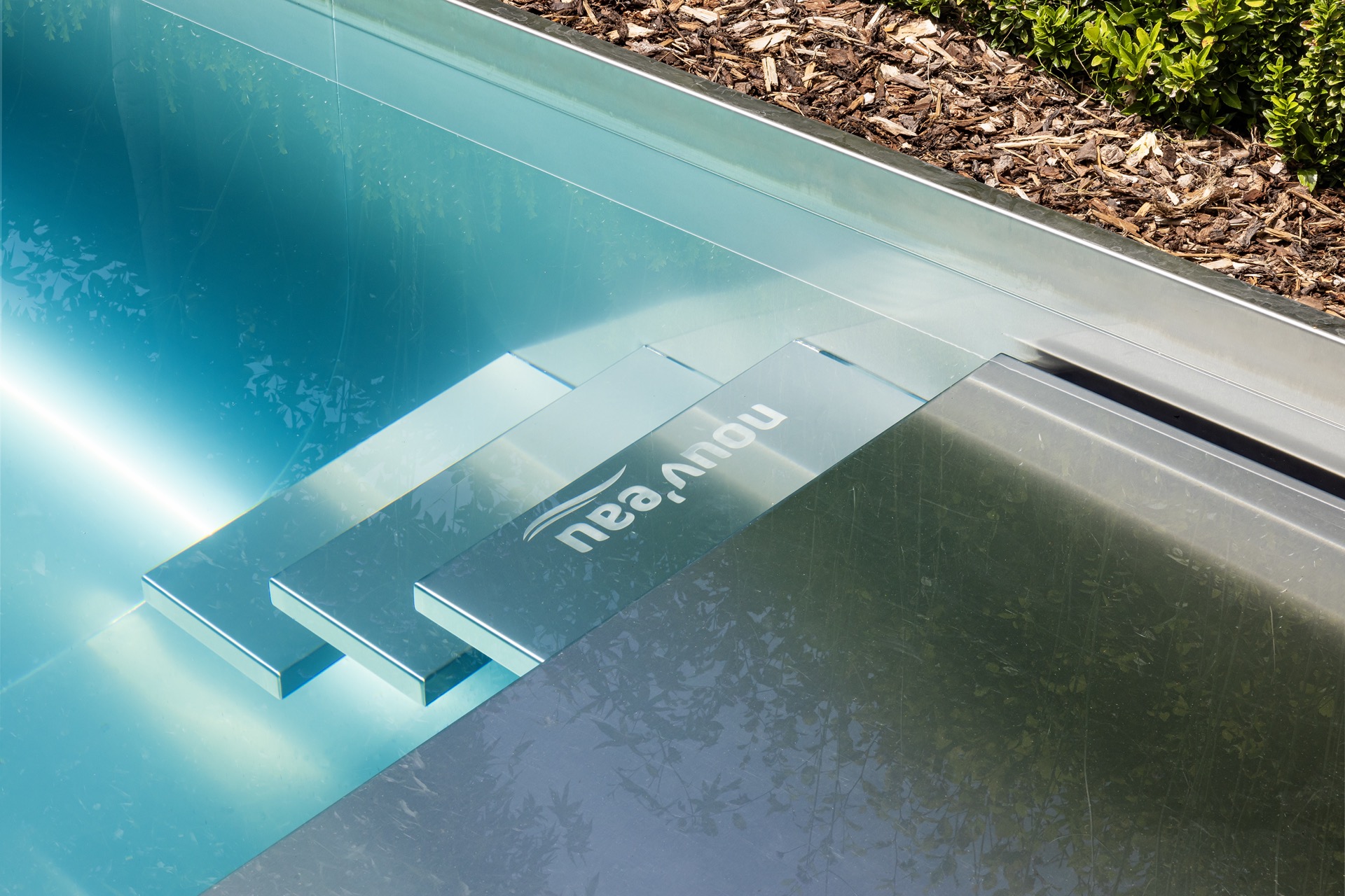 piscina in acciaio inox 10x4 m: dettaglio del bordo piscina in acciaio inox con apertura integrata e assi in legno, Luxury, Design, Exclusive, Modern, Custom Made, Special, Beautiful