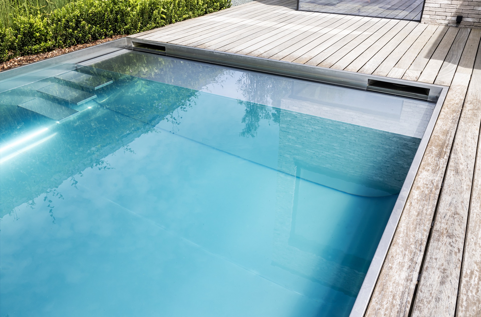 piscina in acciaio inox 10x4 m: facciata moderna con pannelli solari e piscina in acciaio inox in giardino, Luxury, Design, Exclusive, Modern, Custom Made, Special, Beautiful