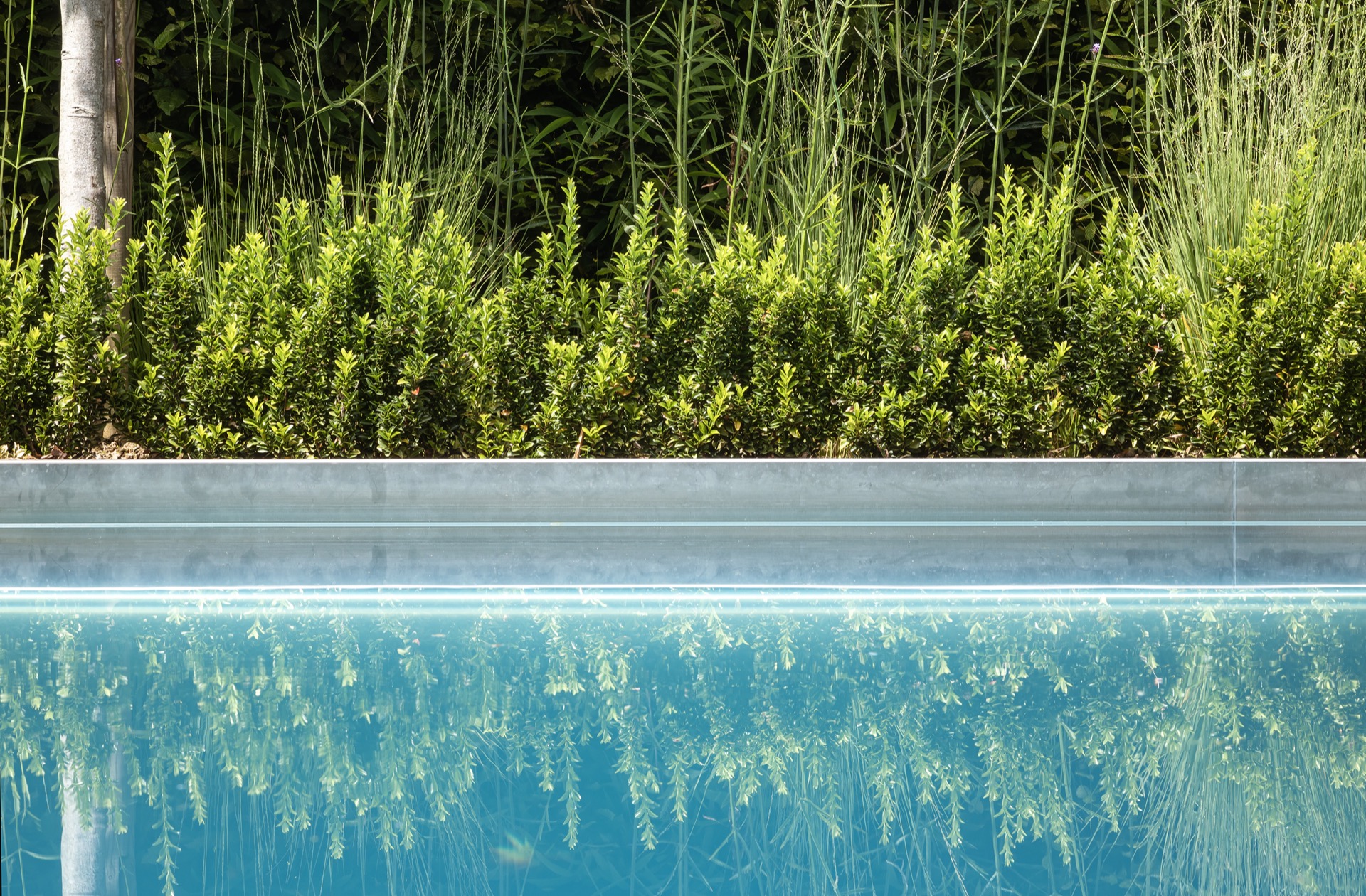 piscina in acciaio inox 10x4 m: dettaglio della parete in acciaio inox con griglia/apertura e assi della terrazza in legno, Luxury, Design, Exclusive, Modern, Custom Made, Special, Beautiful