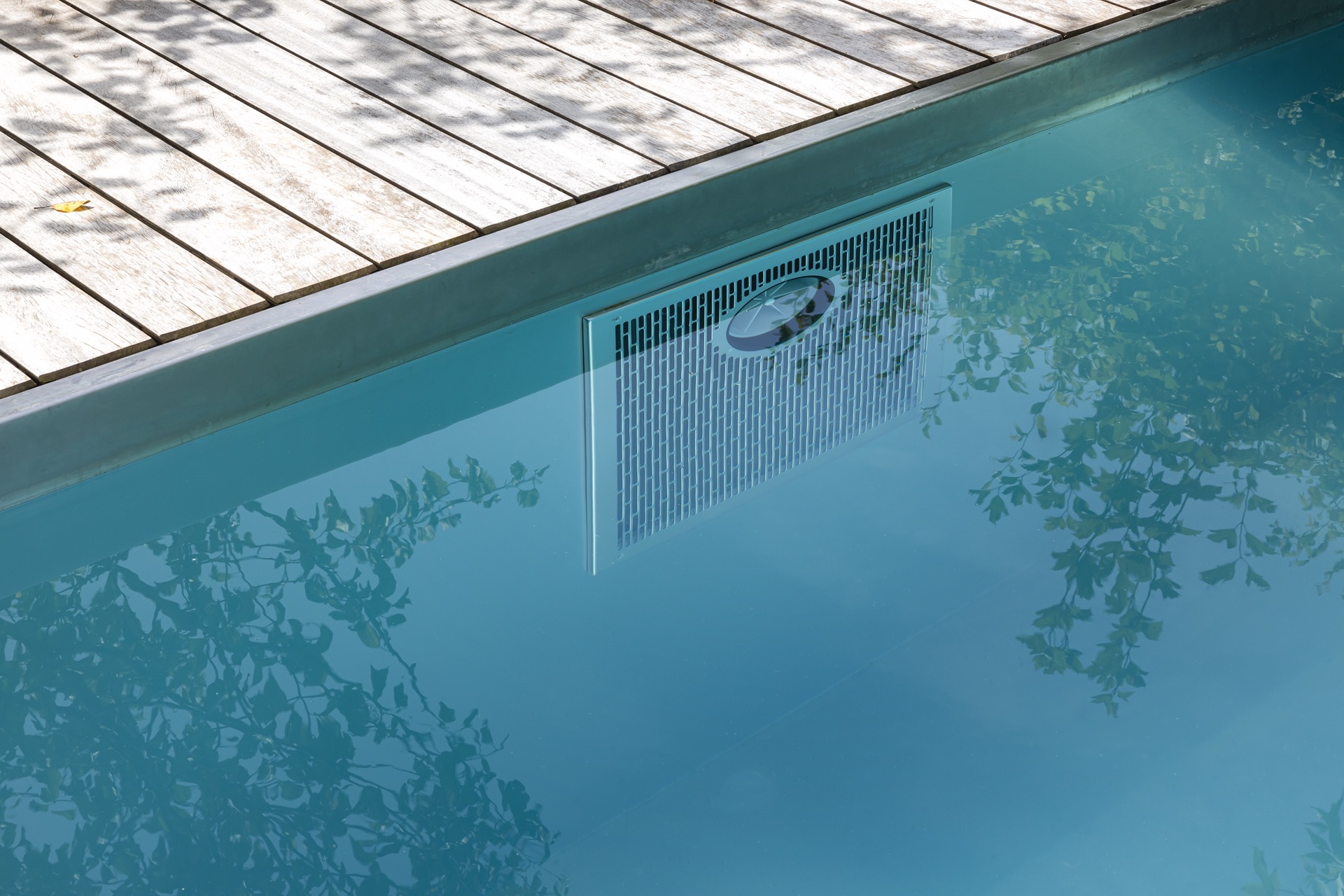 piscina in acciaio inox 10x4 m: vista dall’alto di piscina in acciaio inox con bordo pulito e pavimentazione della terrazza, Luxury, Design, Exclusive, Modern, Custom Made, Special, Beautiful
