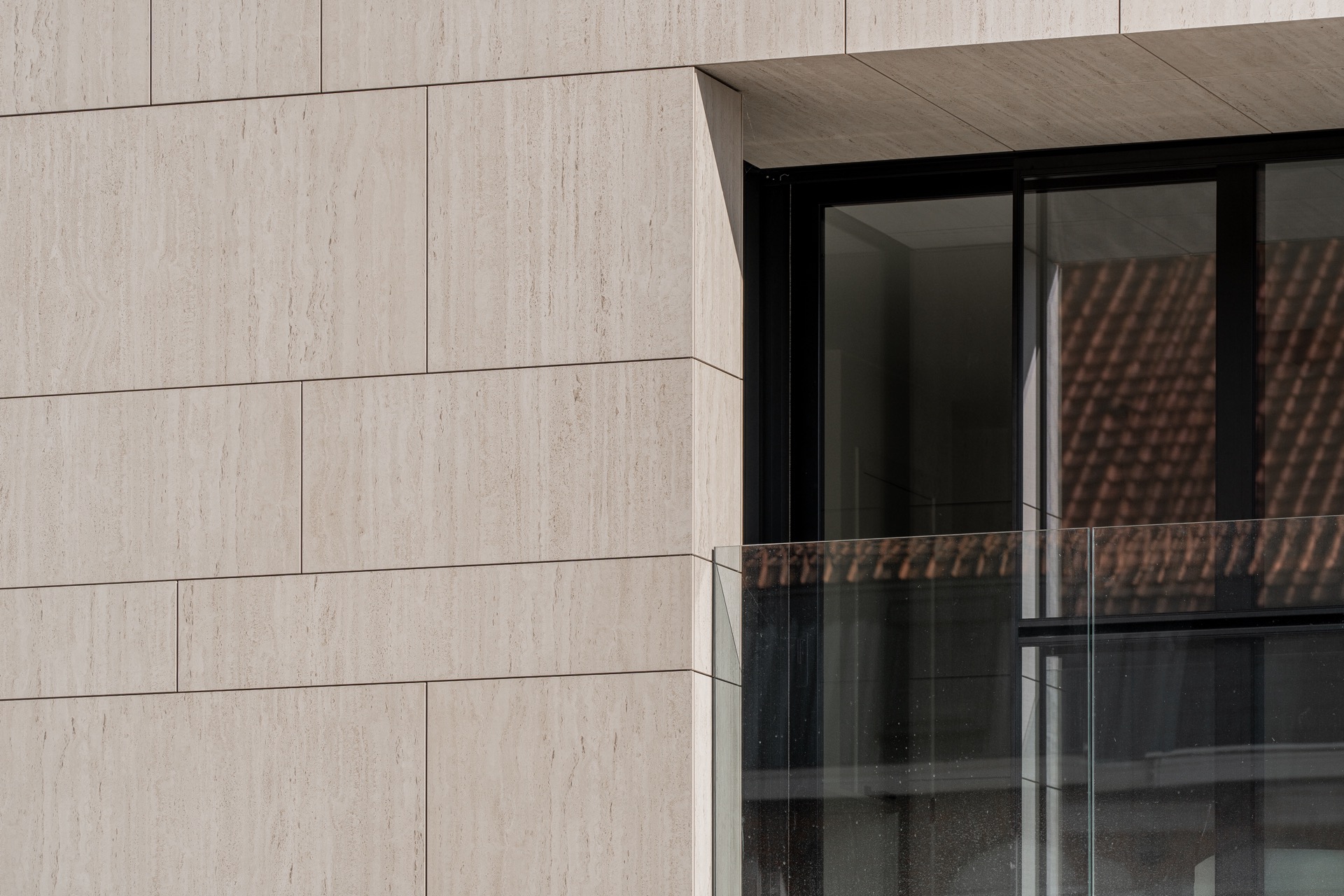 facciata moderna di appartamenti rivestimento: parapetto del terrazzo con vetro e profili neri davanti a pannelli di, Luxury, Design, Exclusive, Modern, Custom Made, Special, Beautiful