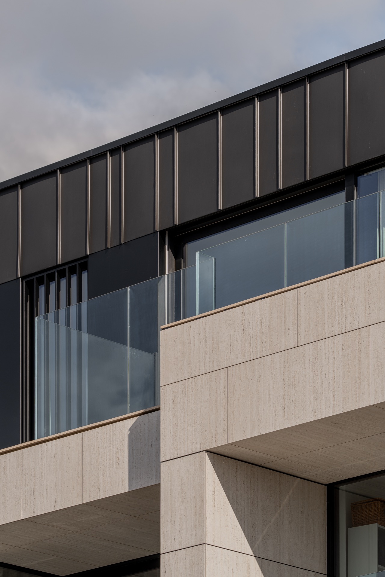 facciata moderna di appartamenti rivestimento: bordo del balcone e facciata con pannelli effetto pietra, parapetto scuro e, Luxury, Design, Exclusive, Modern, Custom Made, Special, Beautiful