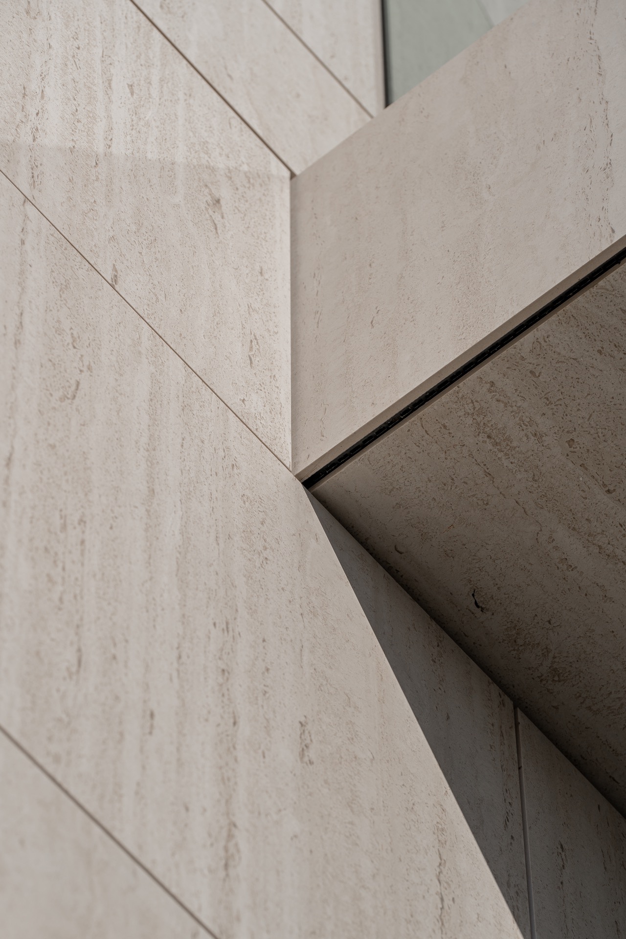facciata moderna di appartamenti rivestimento: dettaglio angolare del balcone con pannelli murali effetto pietra e profili, Luxury, Design, Exclusive, Modern, Custom Made, Special, Beautiful