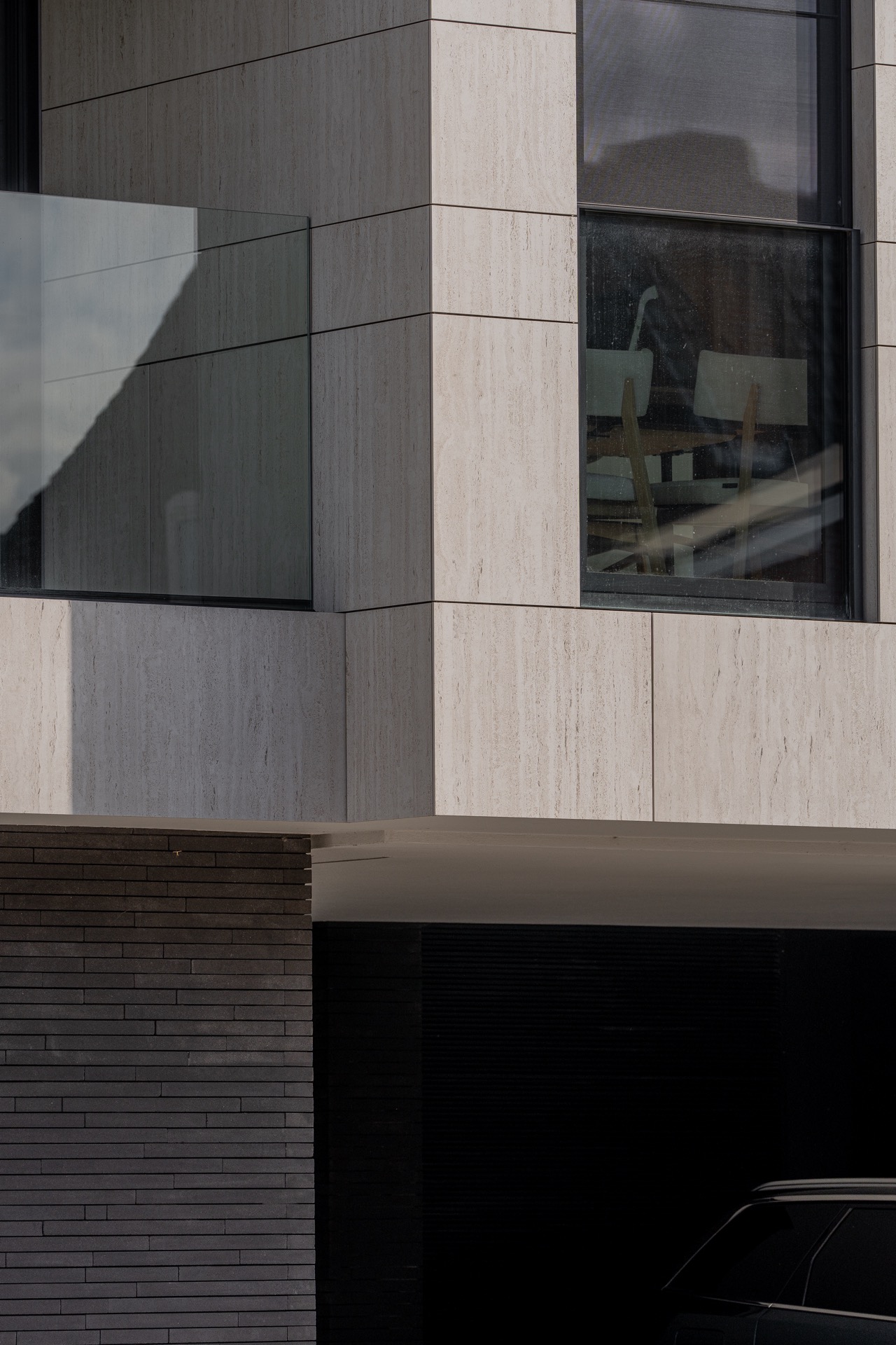 facciata moderna di appartamenti rivestimento: zona finestra e parapetto con vetro e pannelli effetto pietra sopra muratura, Luxury, Design, Exclusive, Modern, Custom Made, Special, Beautiful