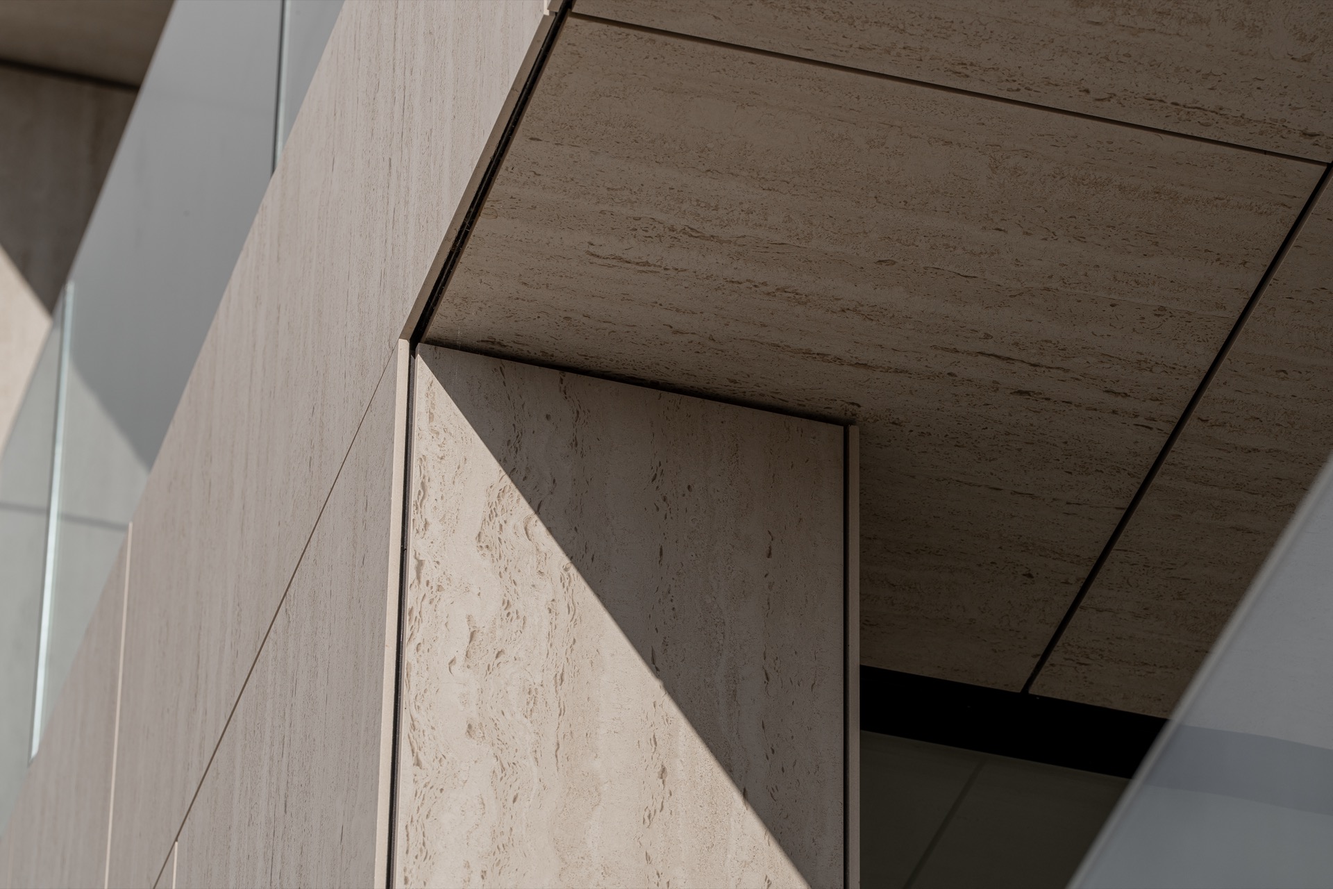 facciata moderna di appartamenti rivestimento: primo piano di sbalzo e pannelli di facciata effetto pietra con bordo scuro, Luxury, Design, Exclusive, Modern, Custom Made, Special, Beautiful