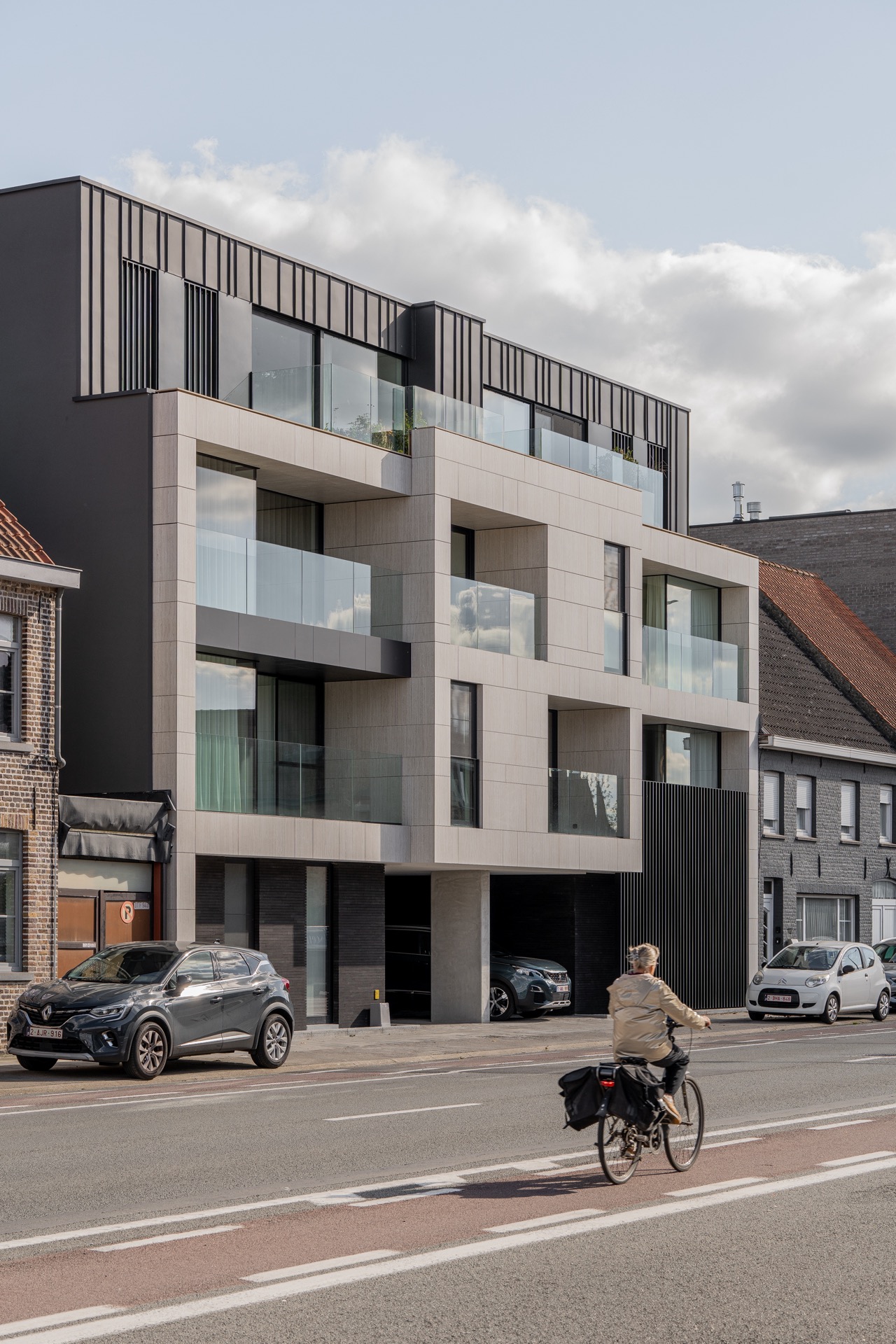 facciata moderna di appartamenti rivestimento: facciata di un edificio di appartamenti moderno con rivestimento effetto, Luxury, Design, Exclusive, Modern, Custom Made, Special, Beautiful