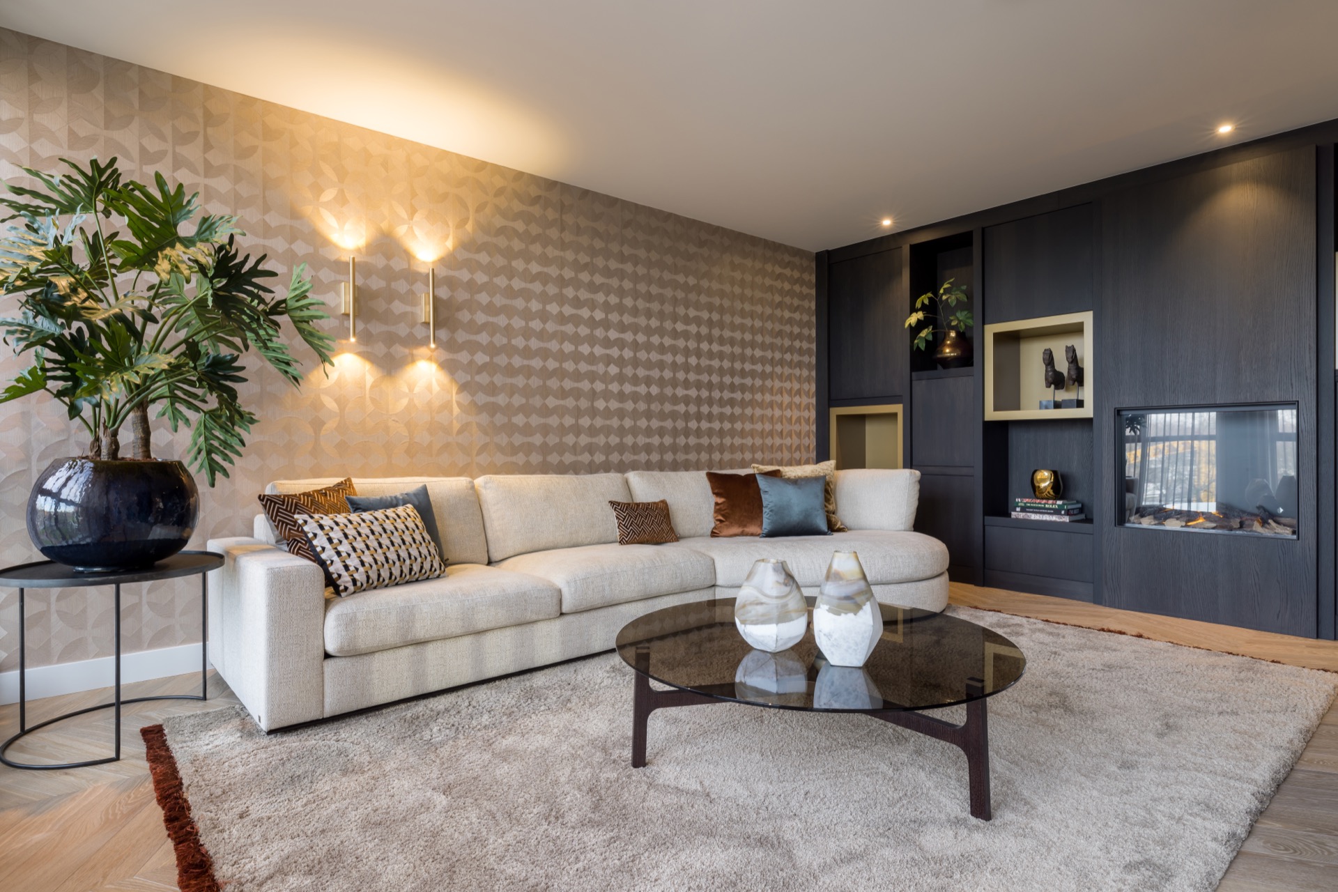 lampade da parete e sospensioni sottili: zona salotto con divano neutro, parete a motivo geometrico e luci verticali calde a, Luxury, Design, Exclusive, Modern, Custom Made, Special, Beautiful