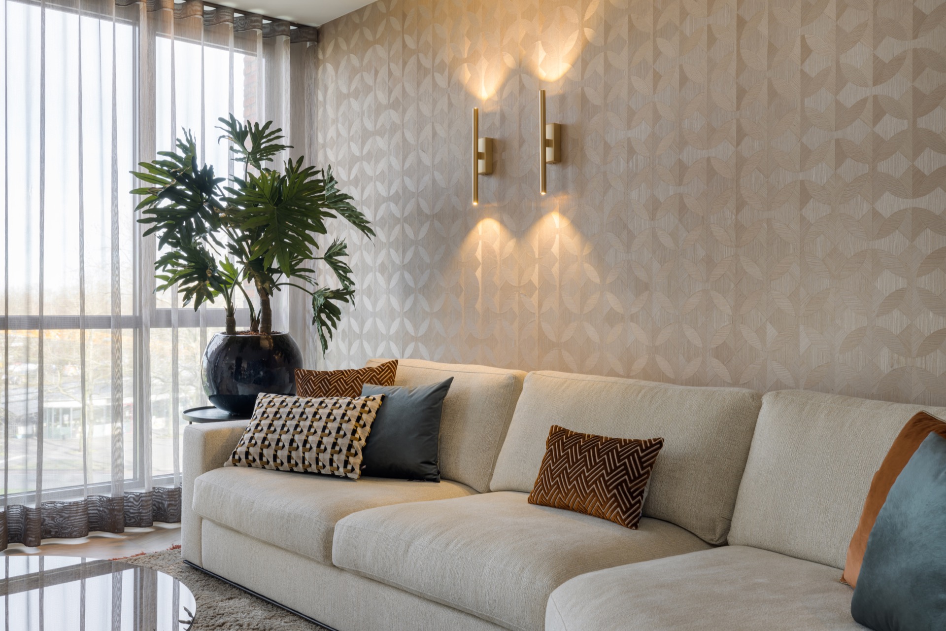 lampade da parete e sospensioni sottili: angolo salotto vicino alla finestra con tende trasparenti, parete a motivo, Luxury, Design, Exclusive, Modern, Custom Made, Special, Beautiful