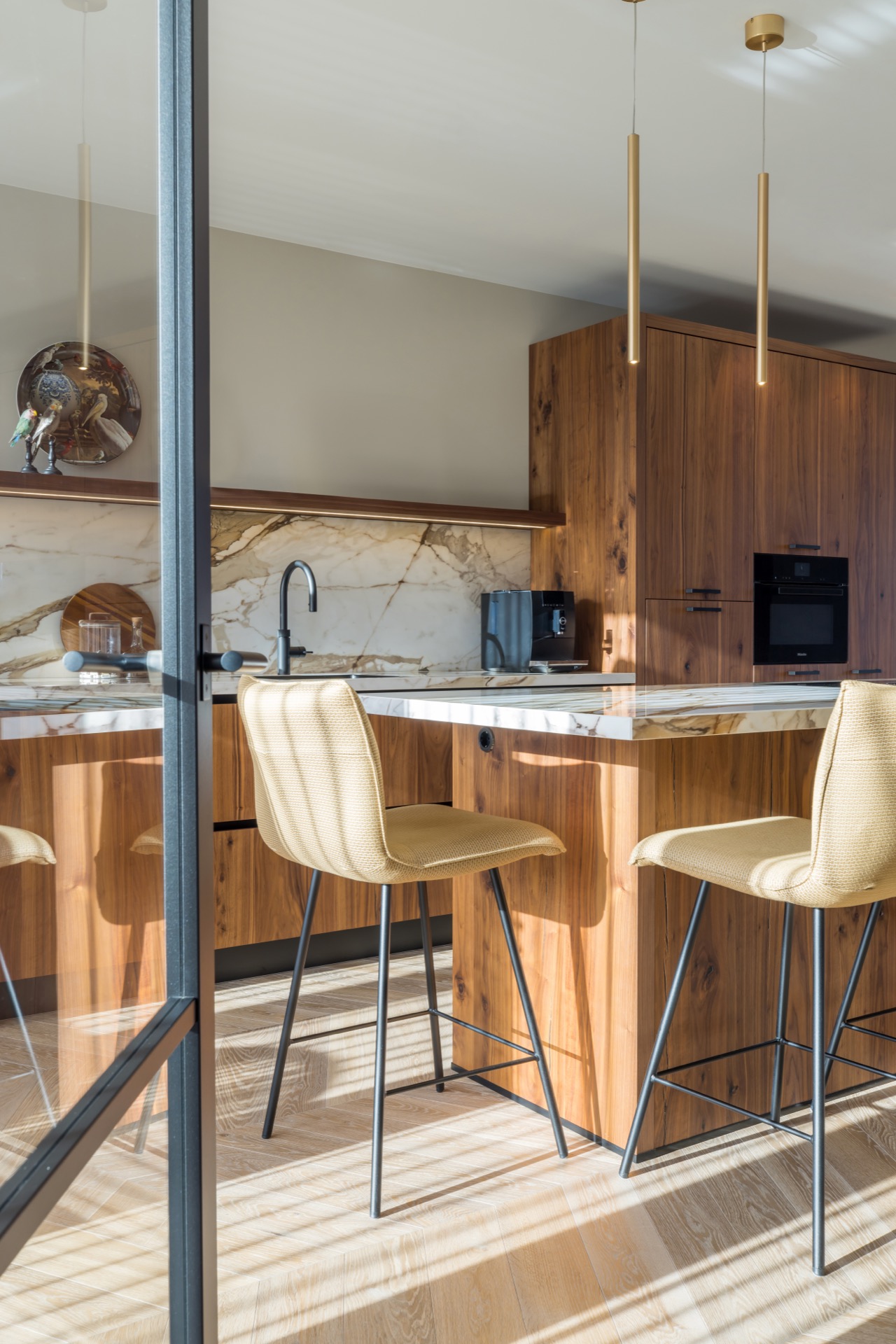 lampade da parete e sospensioni sottili: cucina moderna con piano in marmo, mobili in legno e lampade a sospensione sottili, Luxury, Design, Exclusive, Modern, Custom Made, Special, Beautiful